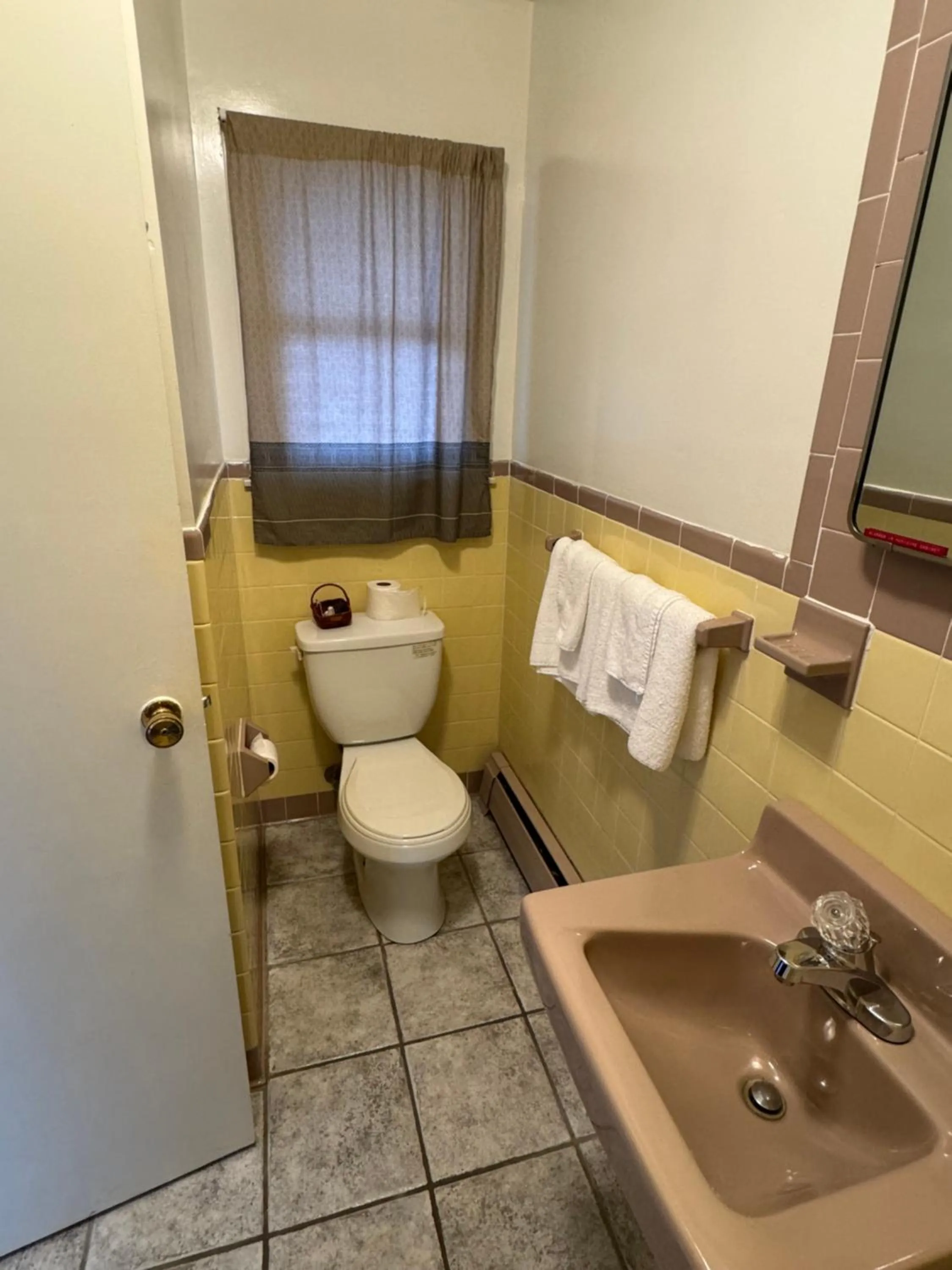 Thruway Holiday Motel