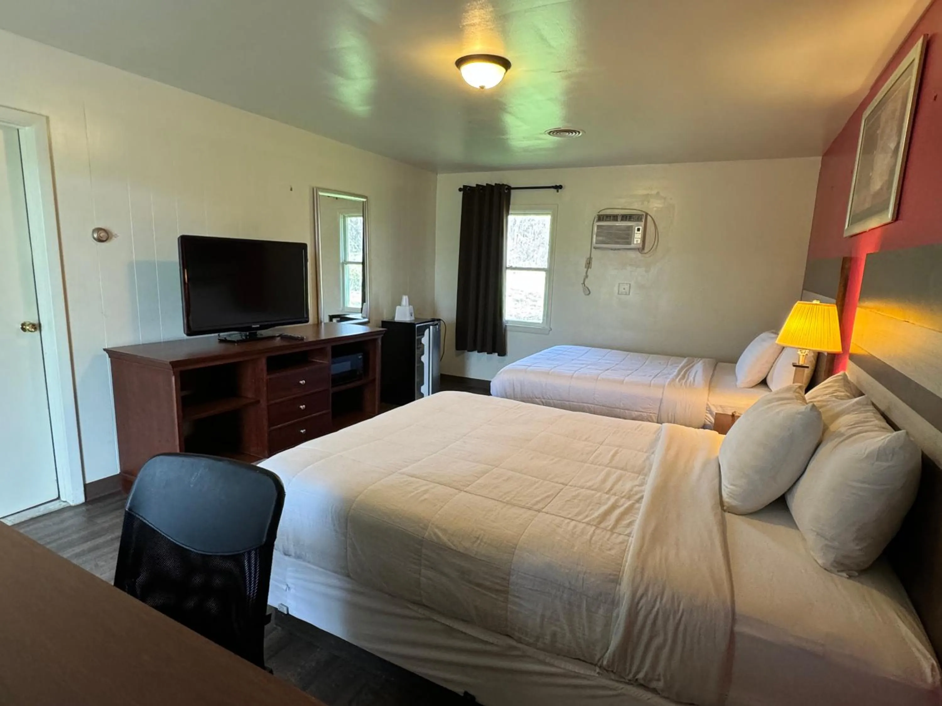 Bed in Thruway Holiday Motel