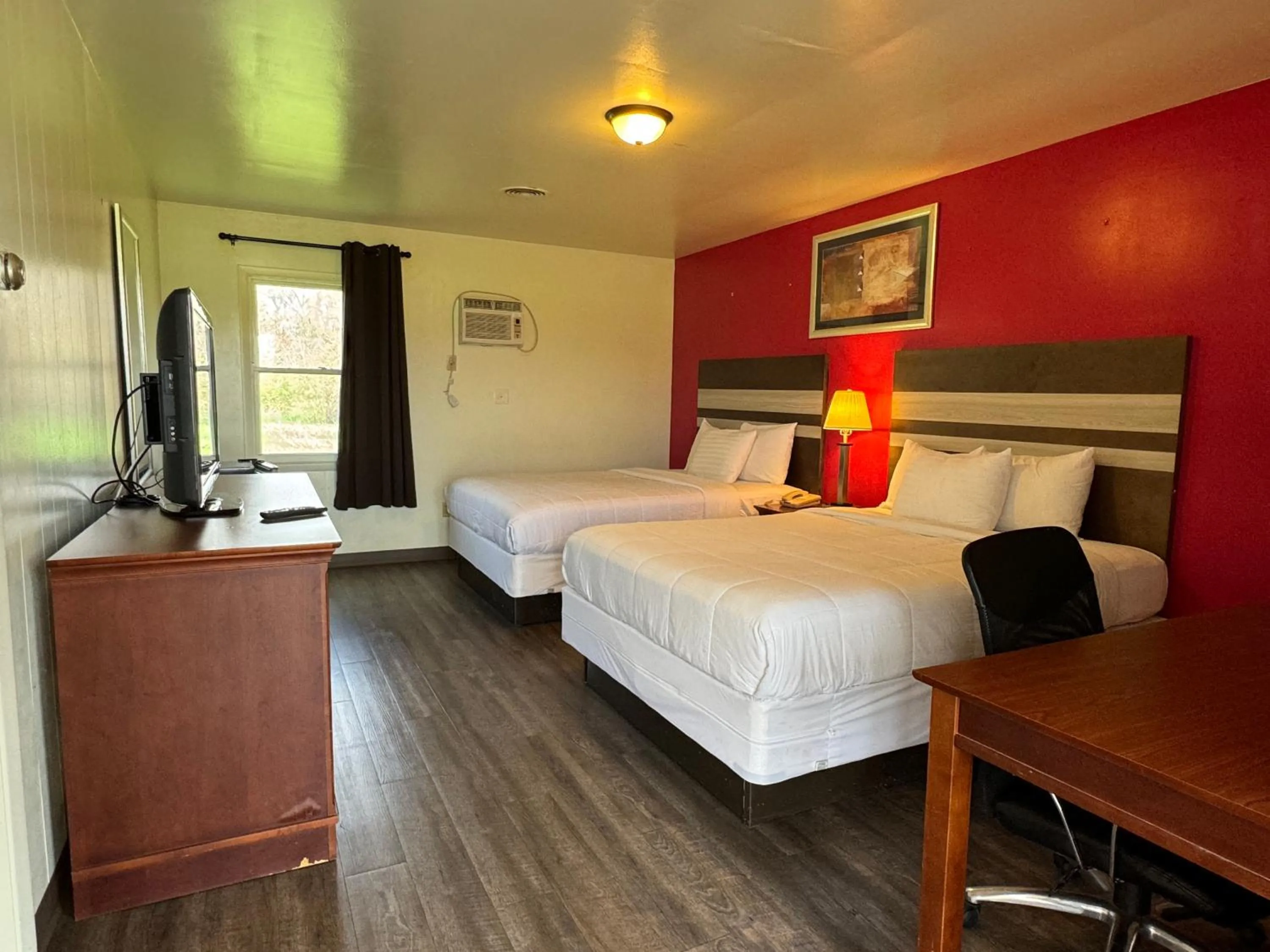 Photo of the whole room, Bed in Thruway Holiday Motel