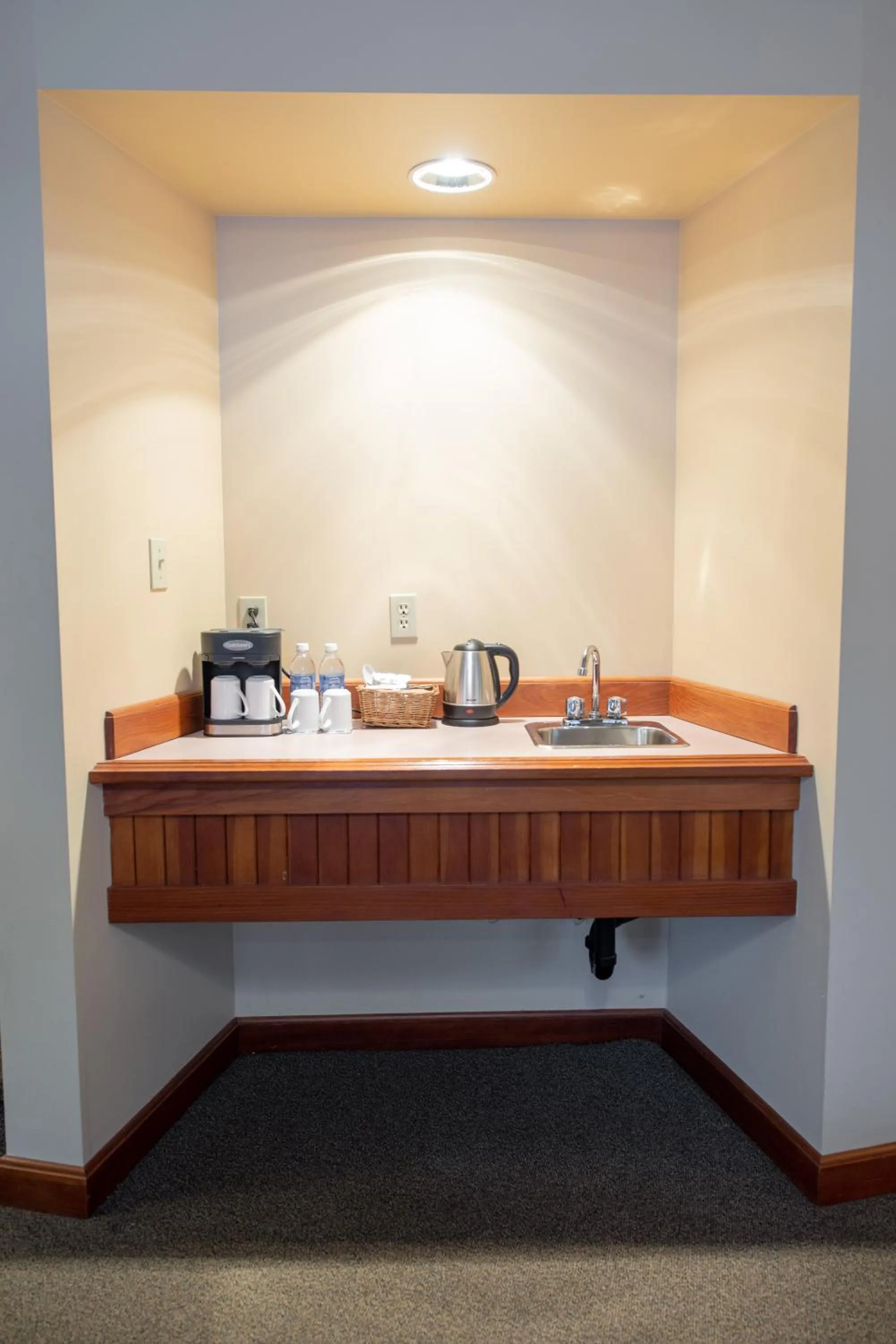 Coffee/tea facilities in Painter's Lodge, Trademark Collection by Wyndham