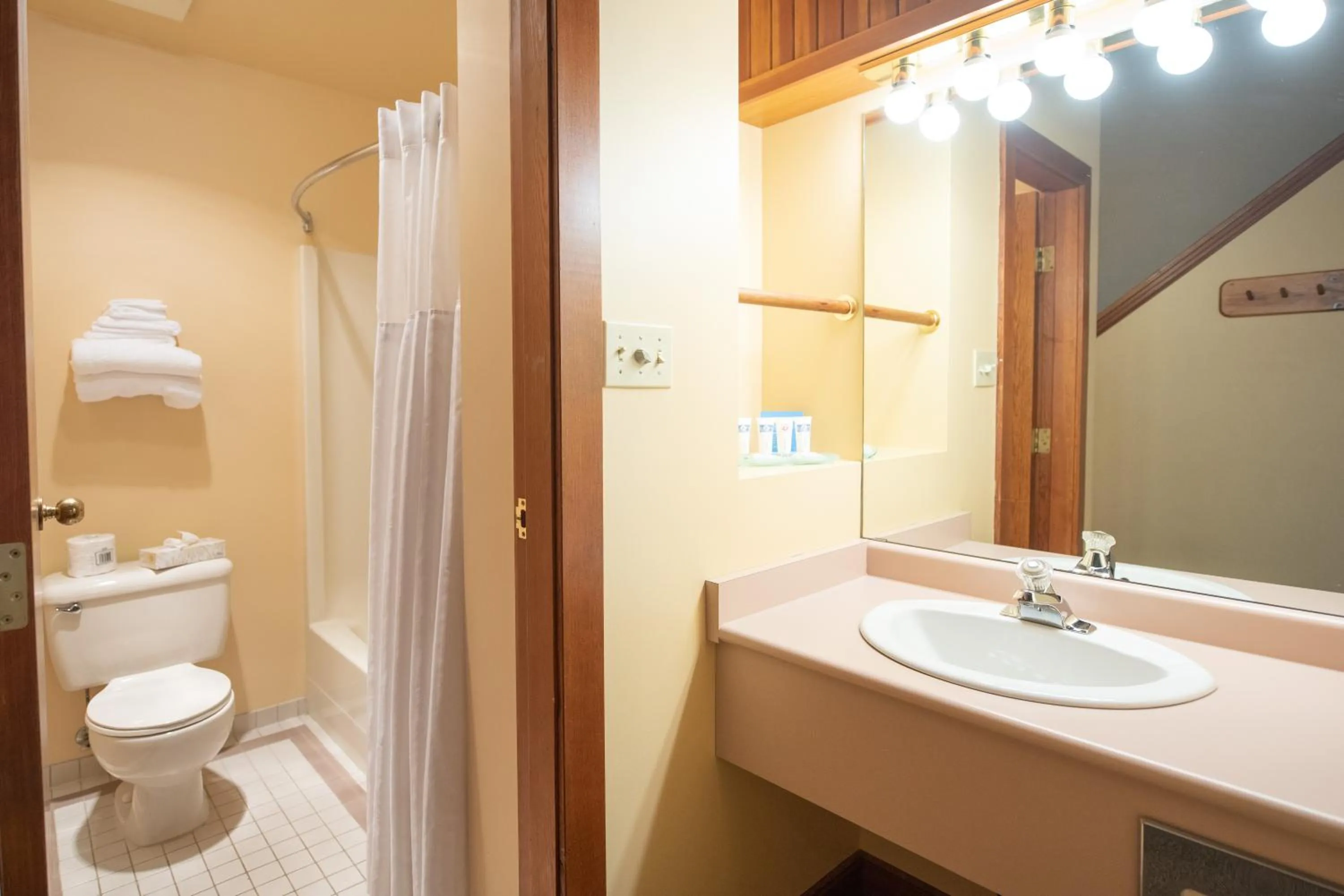 Bathroom in Painter's Lodge, Trademark Collection by Wyndham