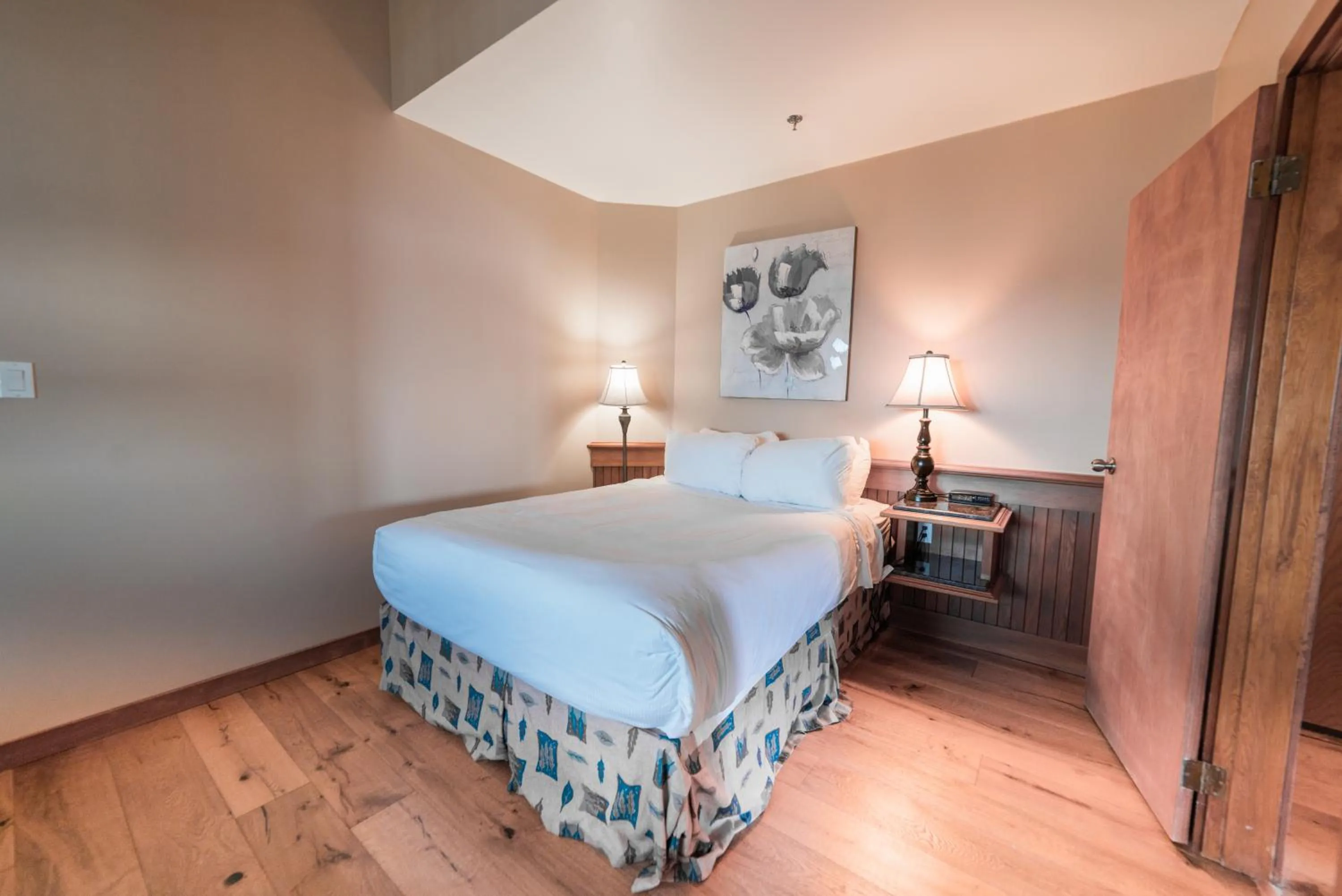 Bedroom in Painter's Lodge, Trademark Collection by Wyndham