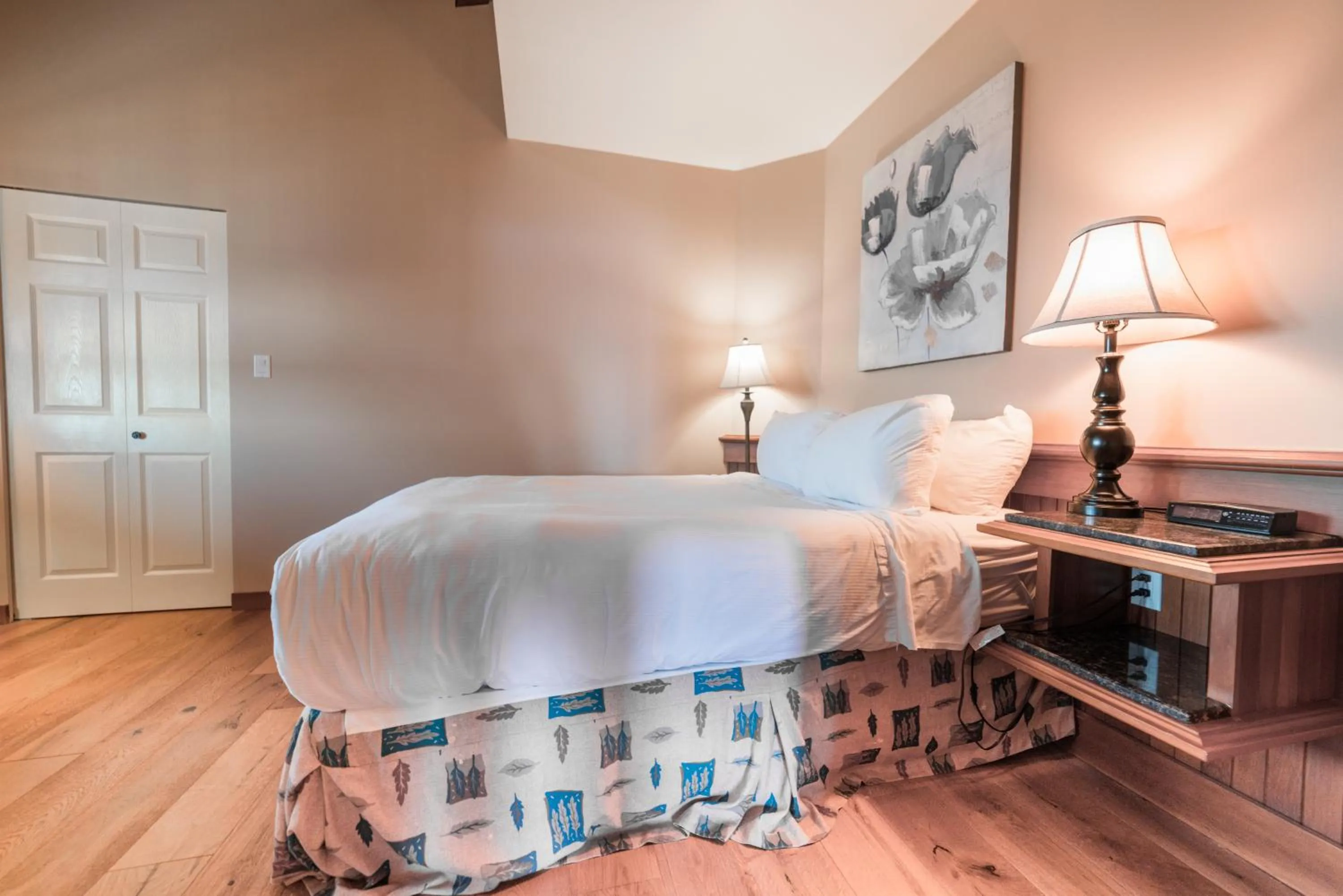 Photo of the whole room in Painter's Lodge, Trademark Collection by Wyndham