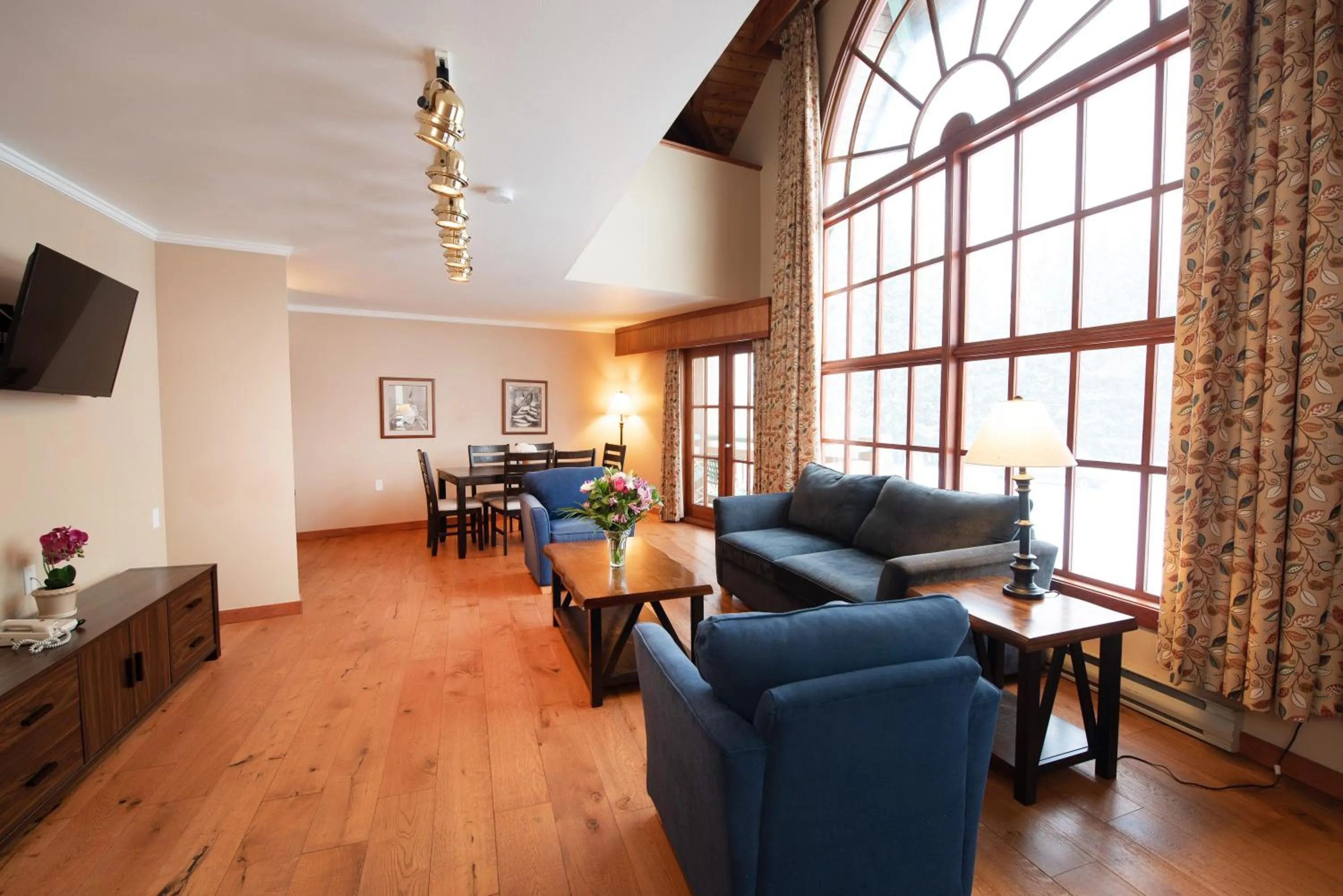 Seating area in Painter's Lodge, Trademark Collection by Wyndham