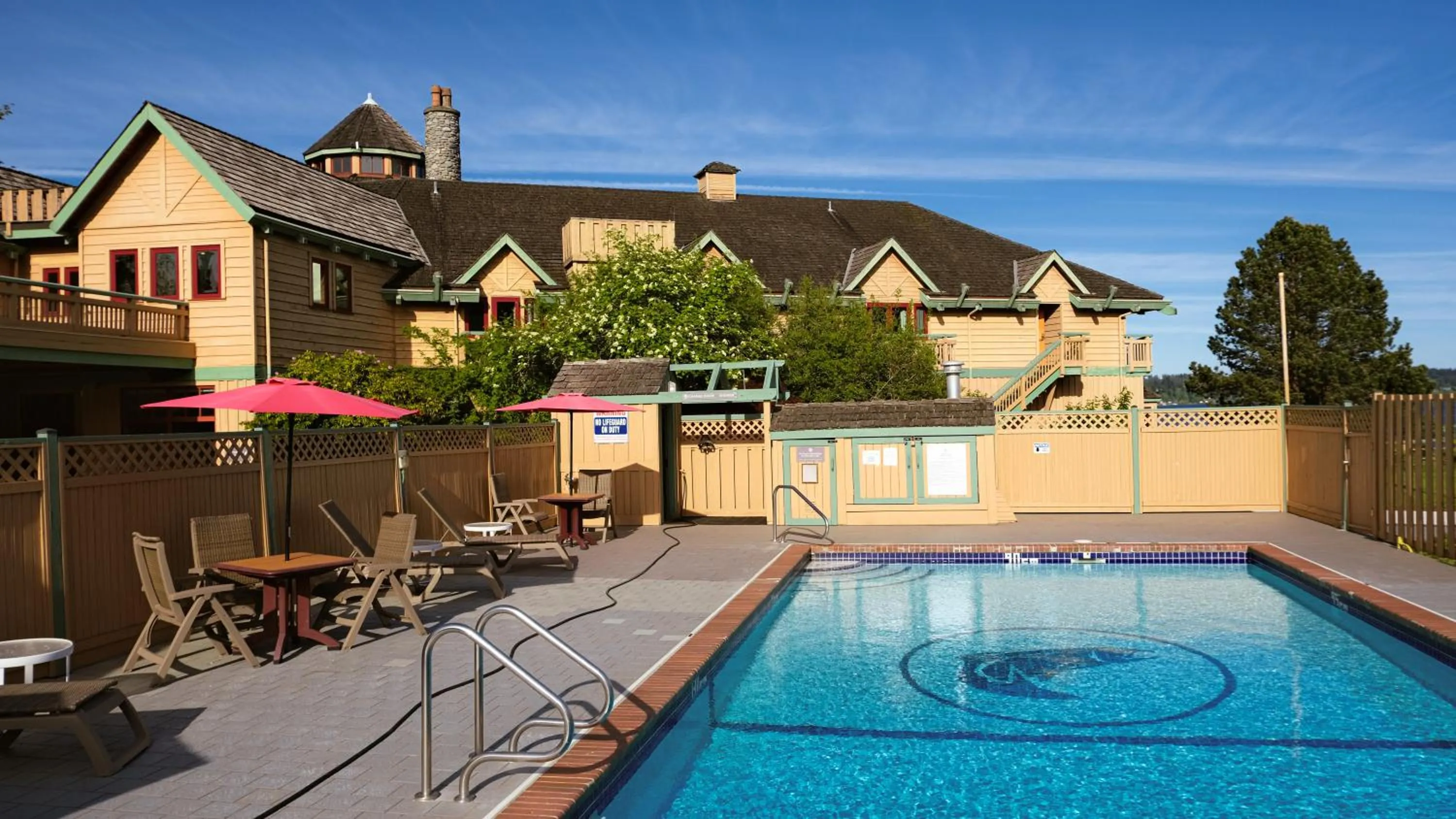 Swimming pool in Painter's Lodge, Trademark Collection by Wyndham