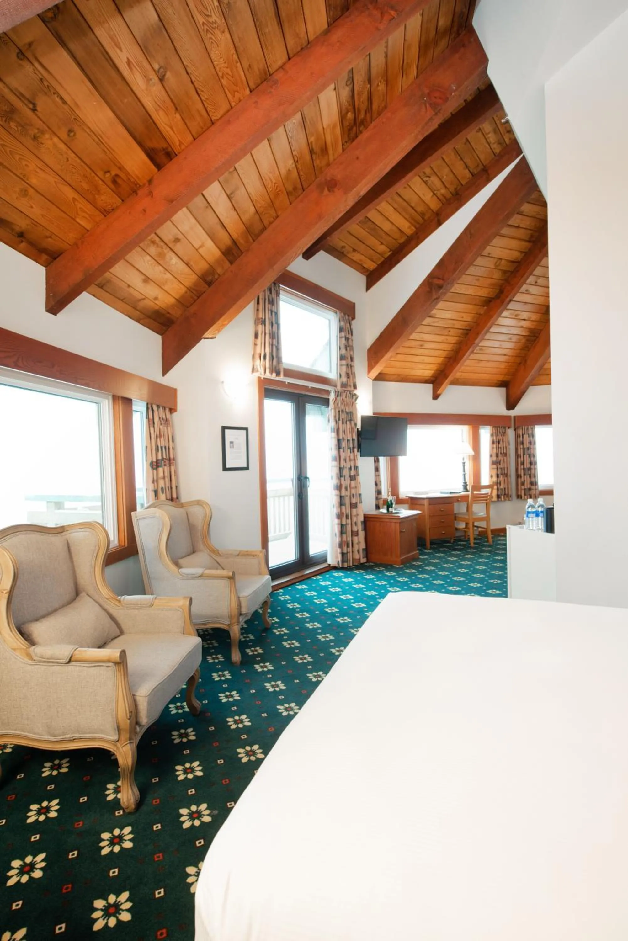 Photo of the whole room in Painter's Lodge, Trademark Collection by Wyndham