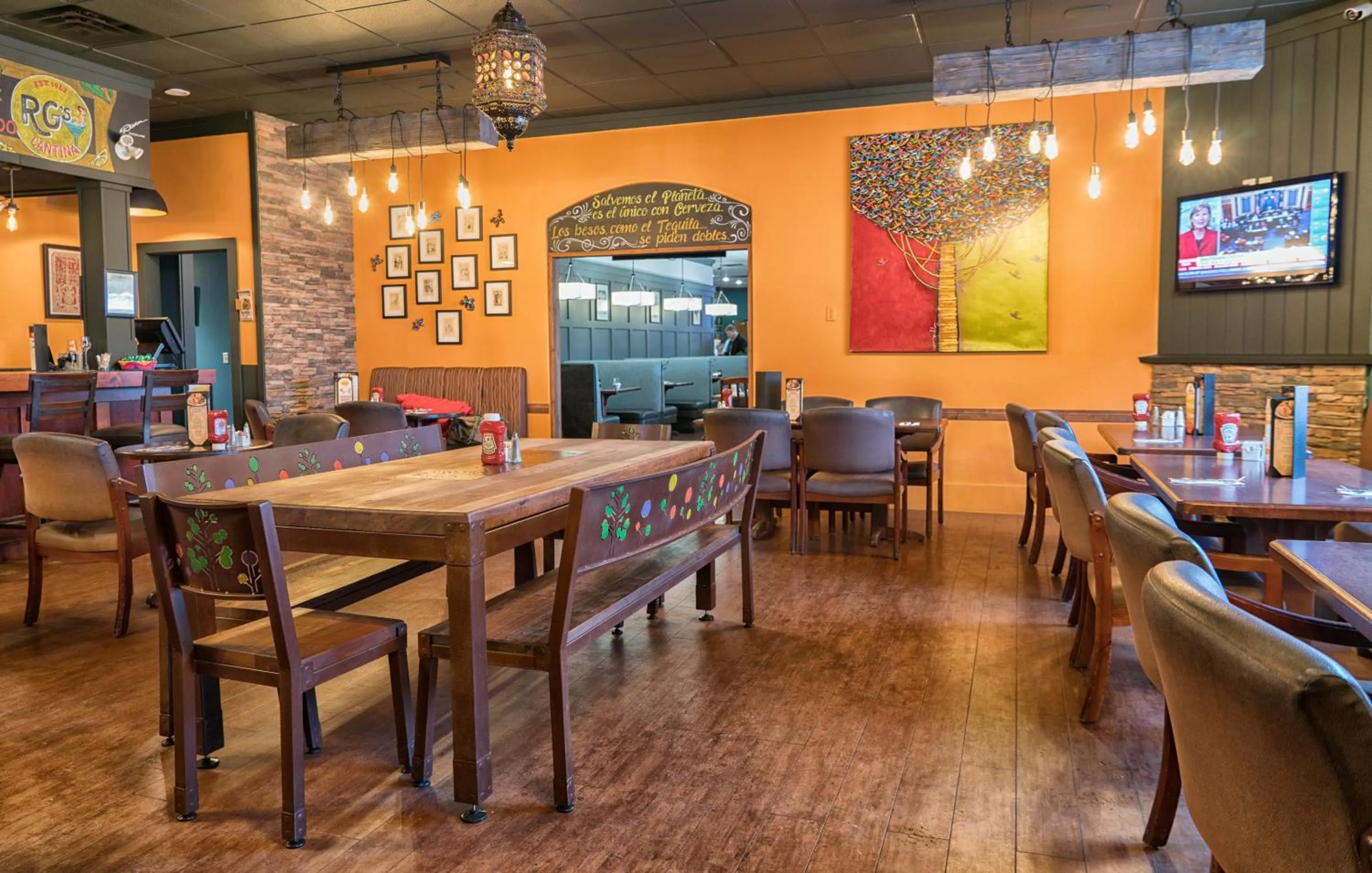 Restaurant/places to eat in Prestige Inn Golden