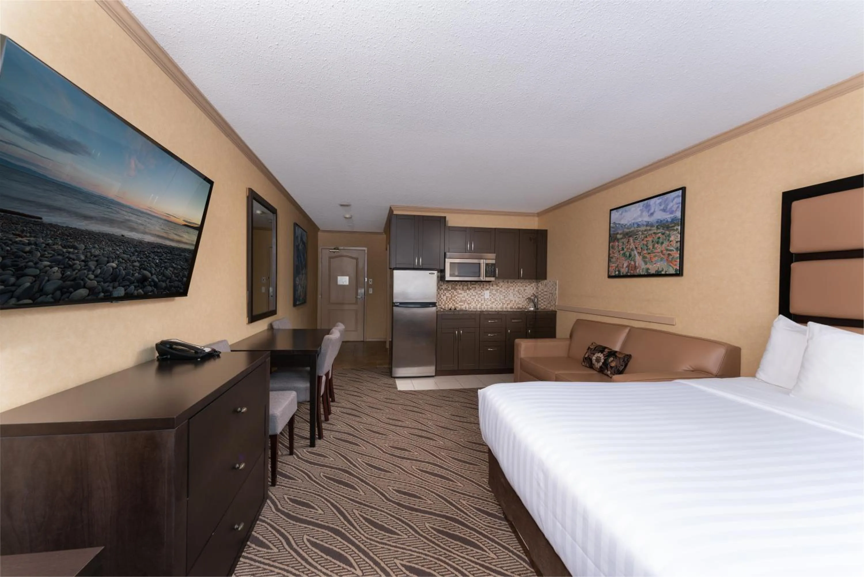 Bed in Prestige Inn Golden