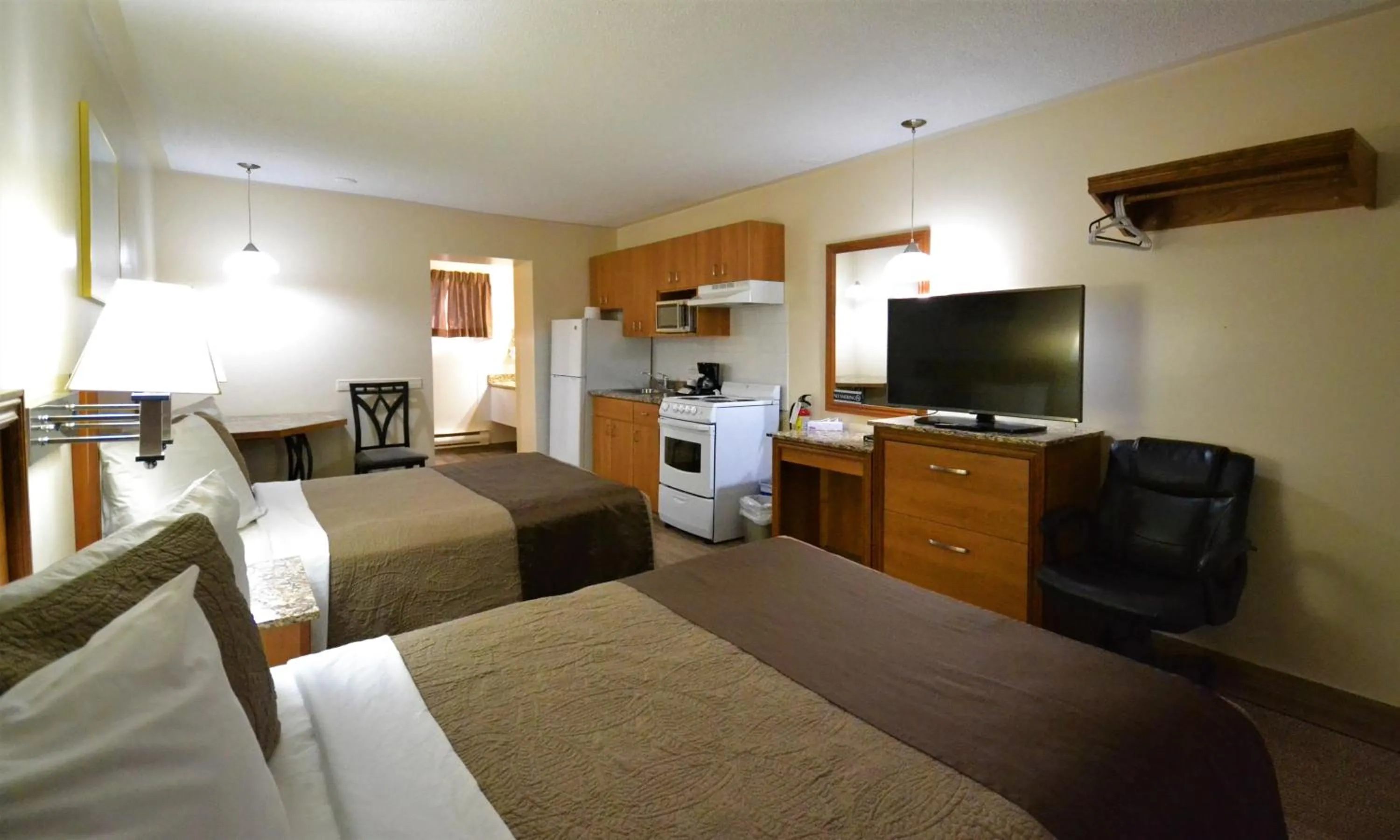 Kitchen or kitchenette, Bed in Newmarket Inn