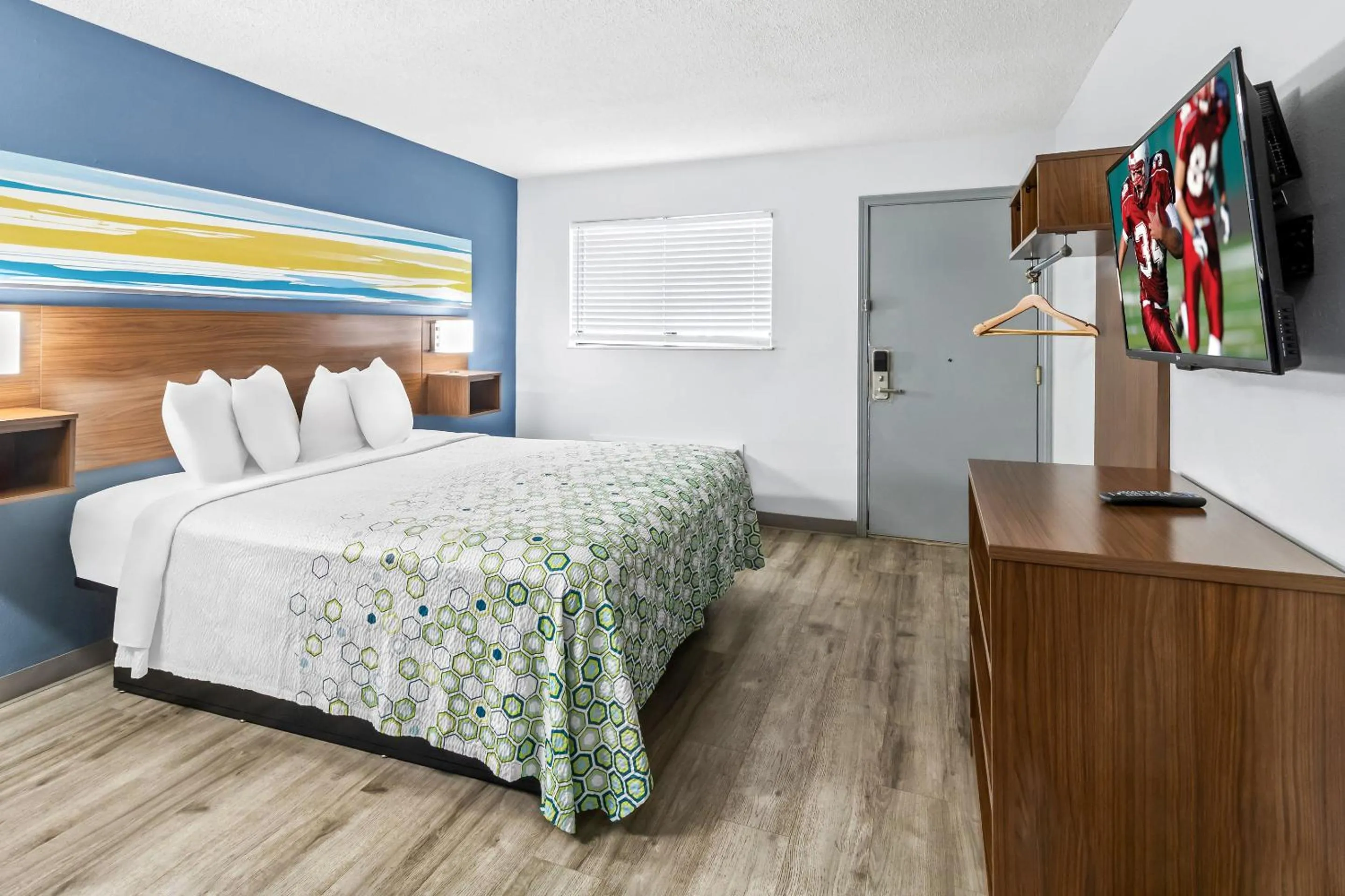 Bed in HomeTowne Studios by Red Roof Florence, KY-Cincinnati Airport