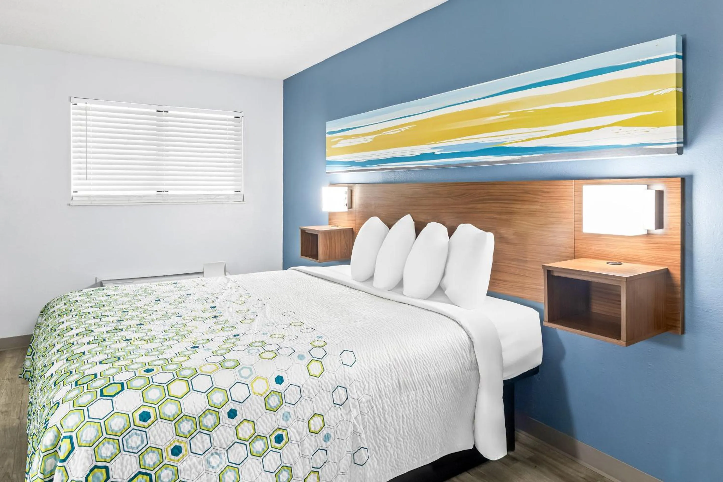 Photo of the whole room, Bed in HomeTowne Studios by Red Roof Florence, KY-Cincinnati Airport