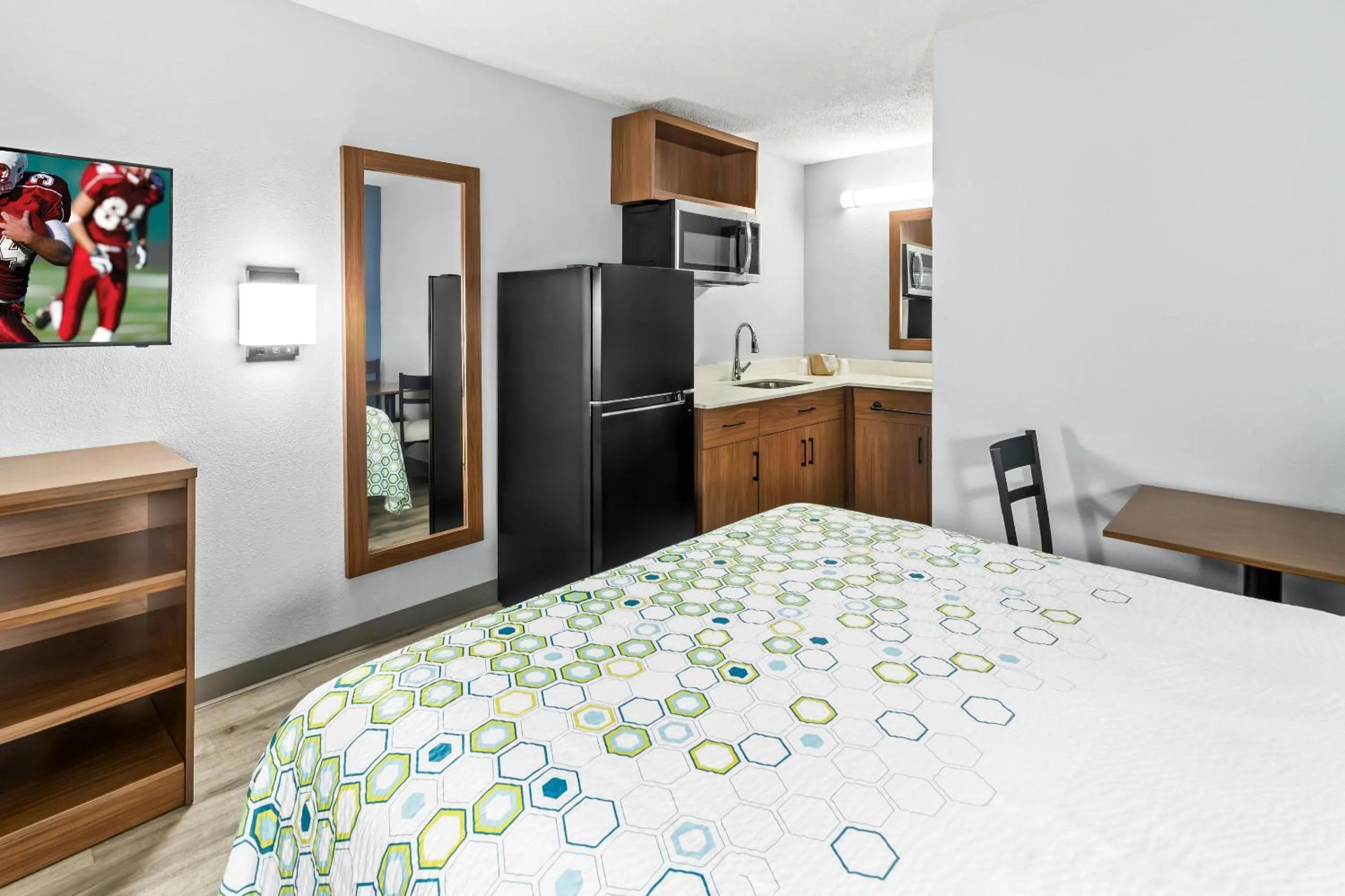 Bed in HomeTowne Studios by Red Roof Florence, KY-Cincinnati Airport