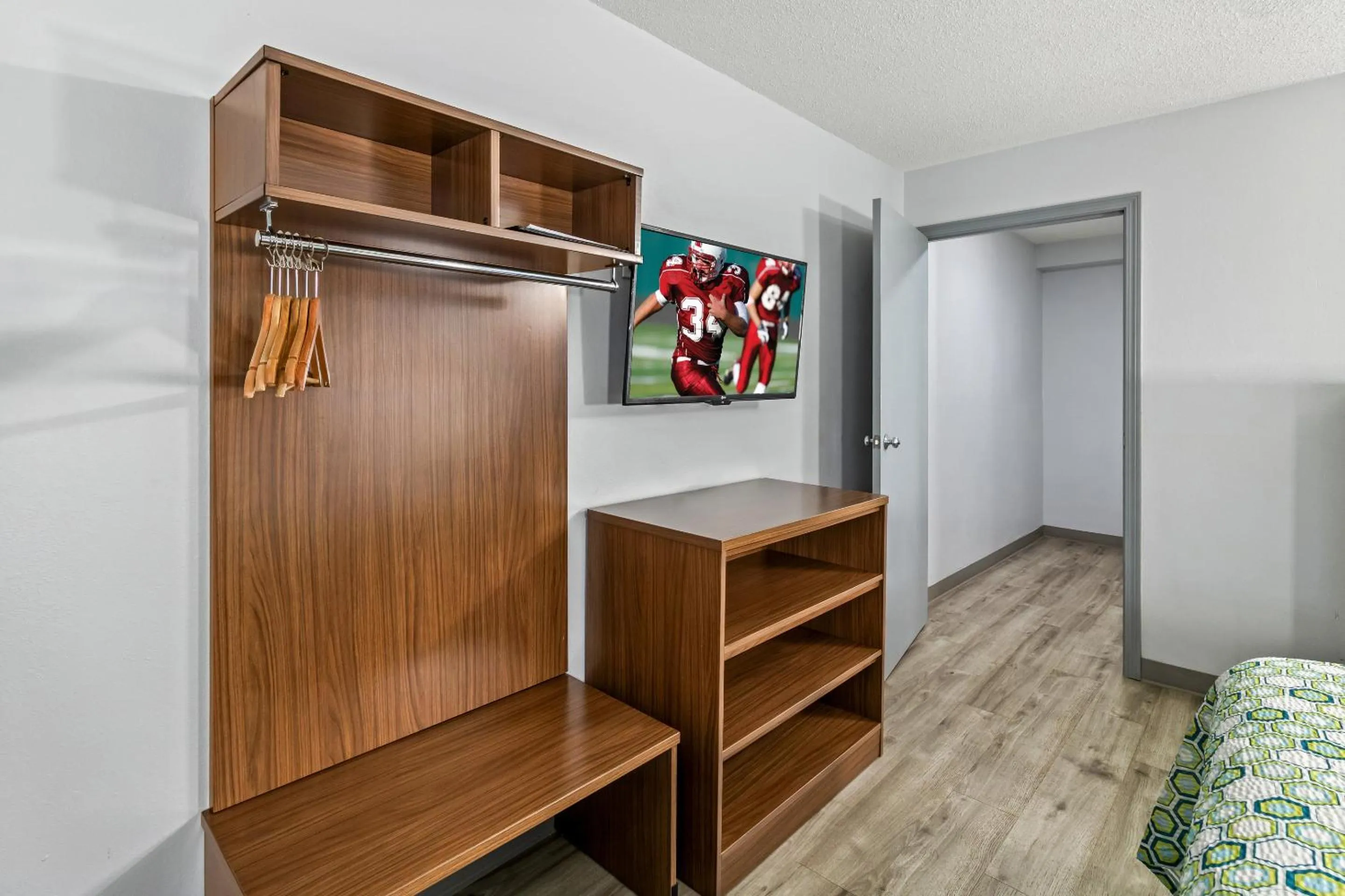 TV and multimedia, Bed in HomeTowne Studios by Red Roof Florence, KY-Cincinnati Airport