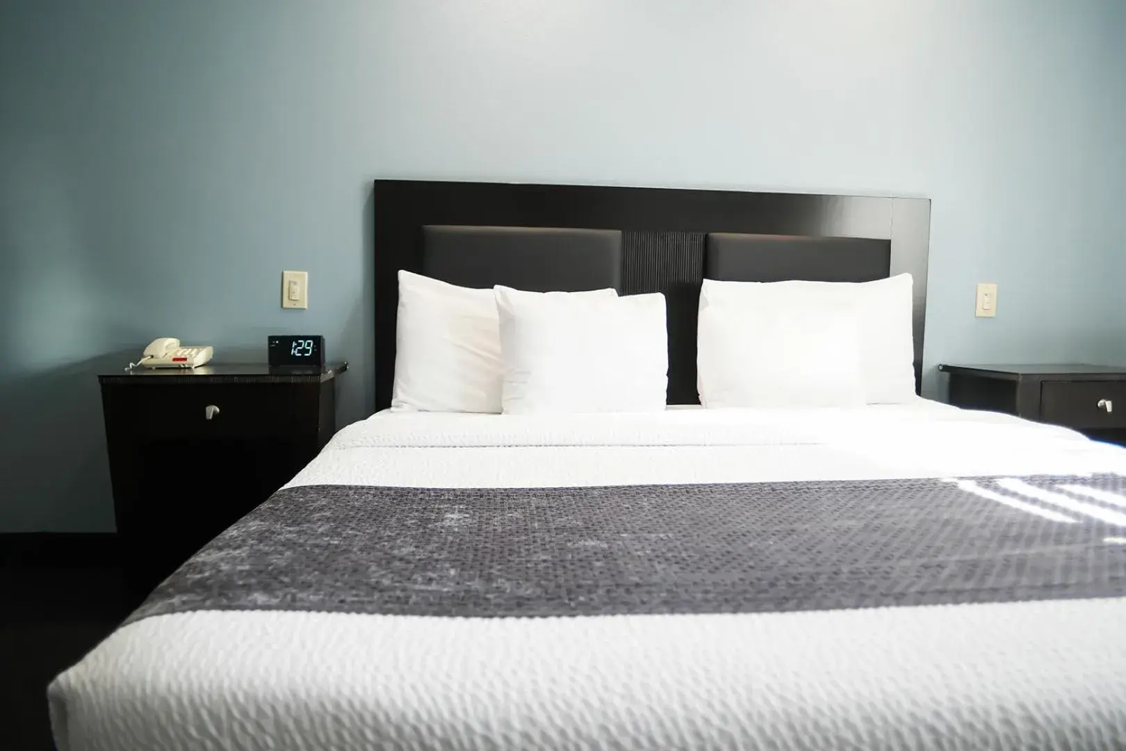 King Room - Non-Smoking in Days Inn by Wyndham West Covina King Room - Non-Smoking in Days Inn by Wyndham West Covina