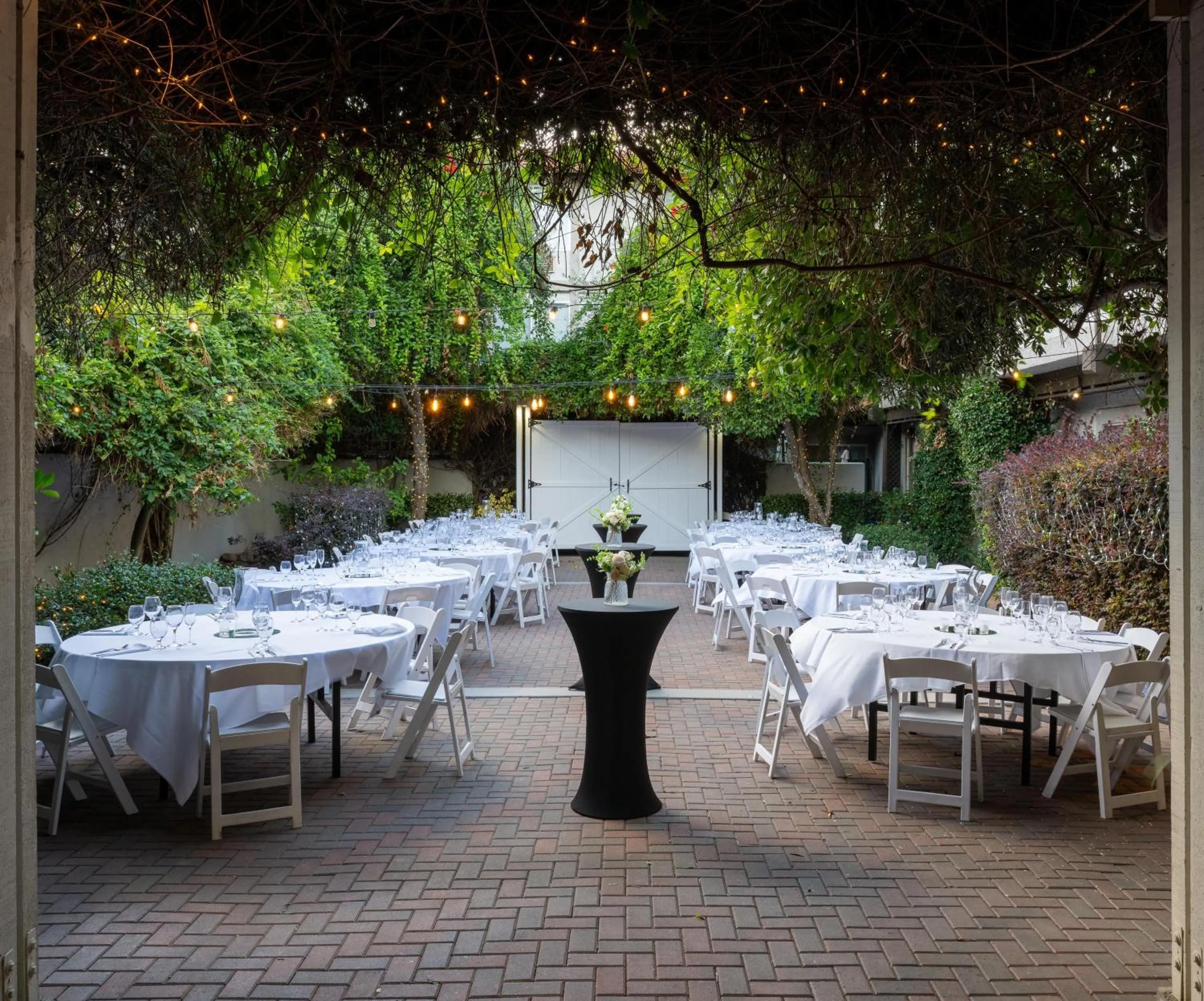 Inner courtyard view in DoubleTree by Hilton Campbell - Pruneyard Plaza