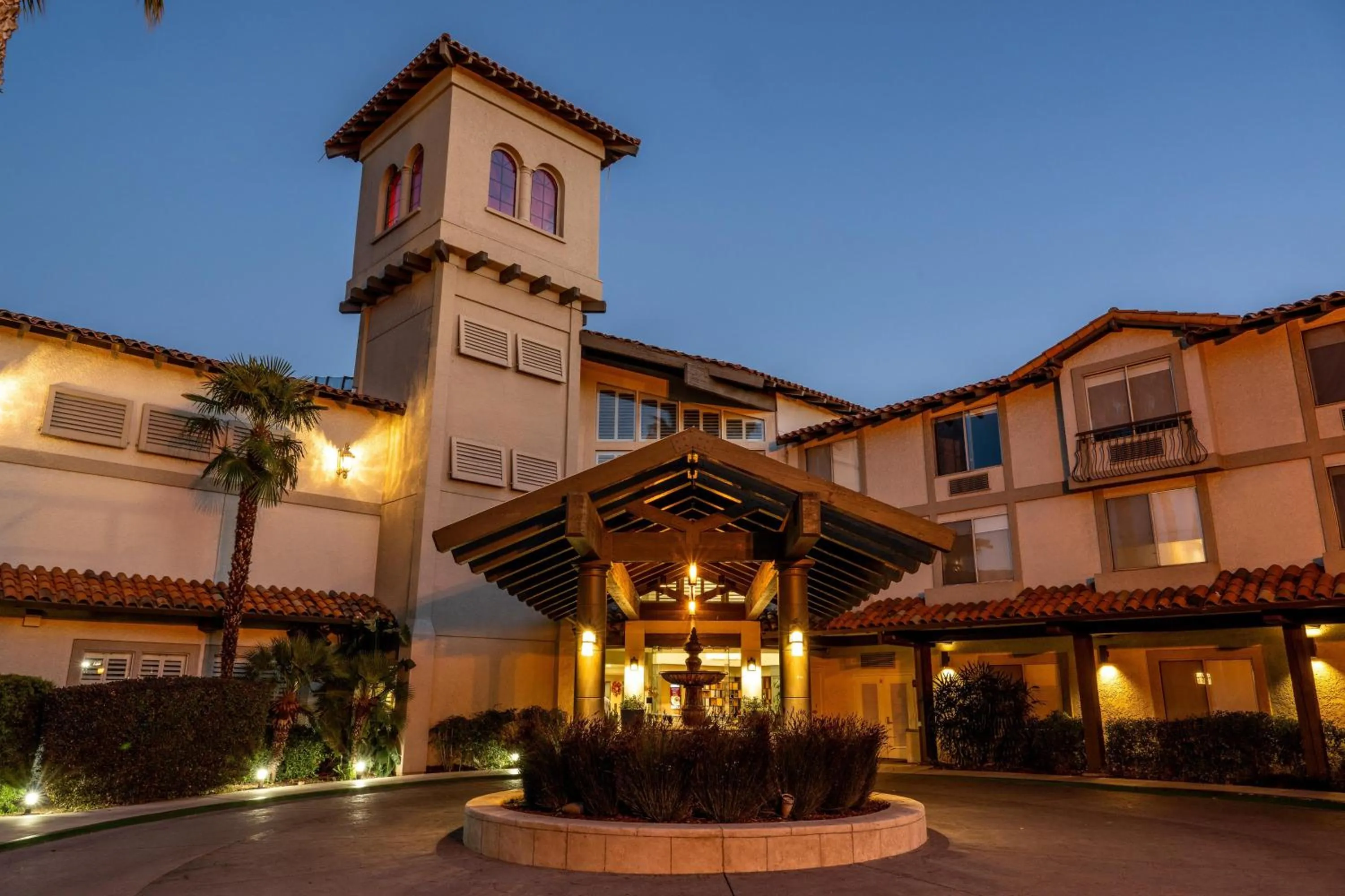 Property building in DoubleTree by Hilton Campbell - Pruneyard Plaza