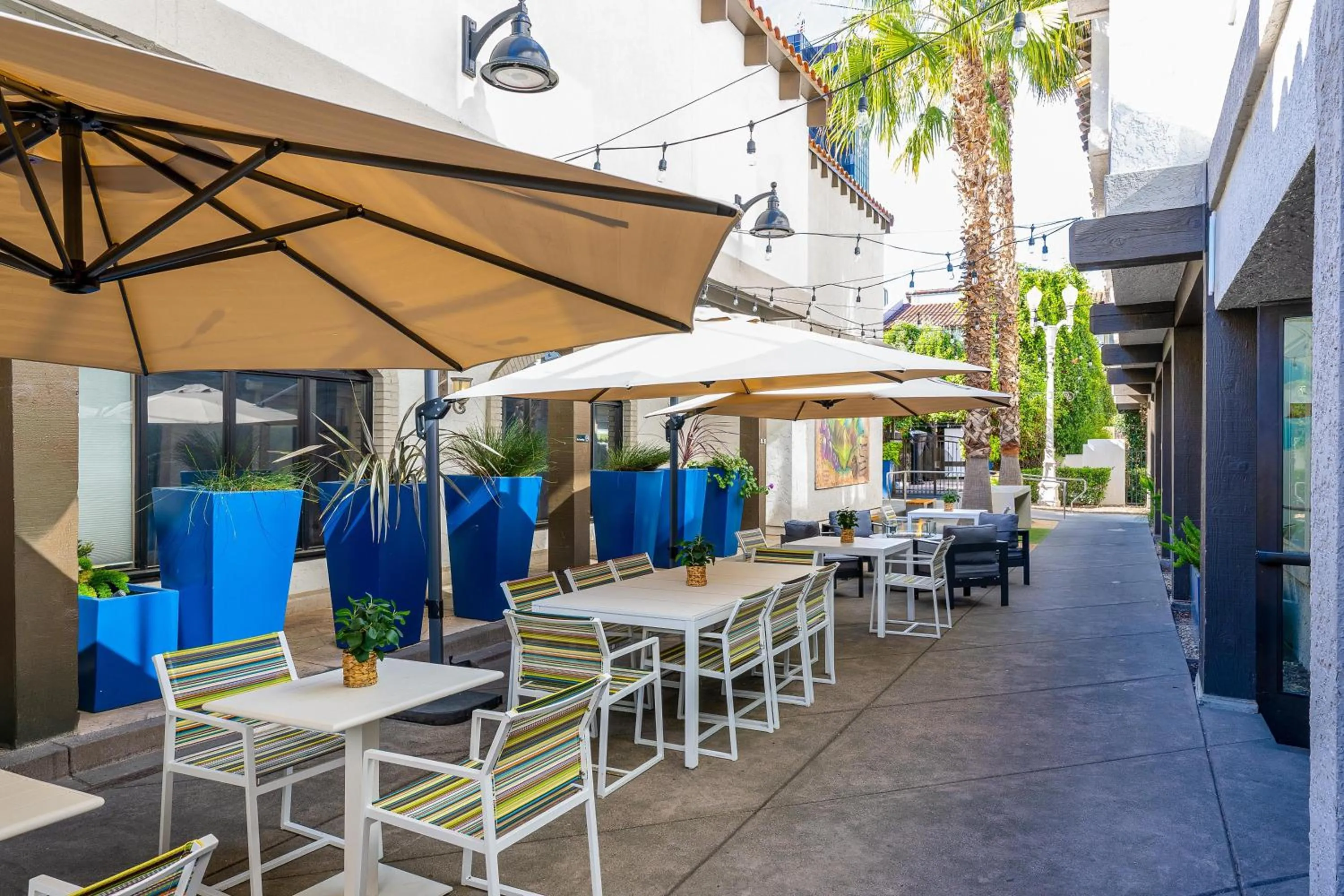 Restaurant/places to eat in DoubleTree by Hilton Campbell - Pruneyard Plaza