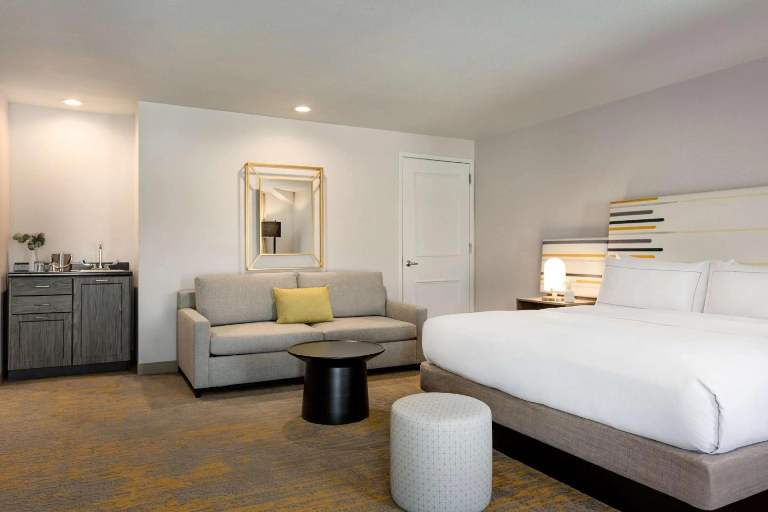 Living room, Bed in DoubleTree by Hilton Campbell - Pruneyard Plaza