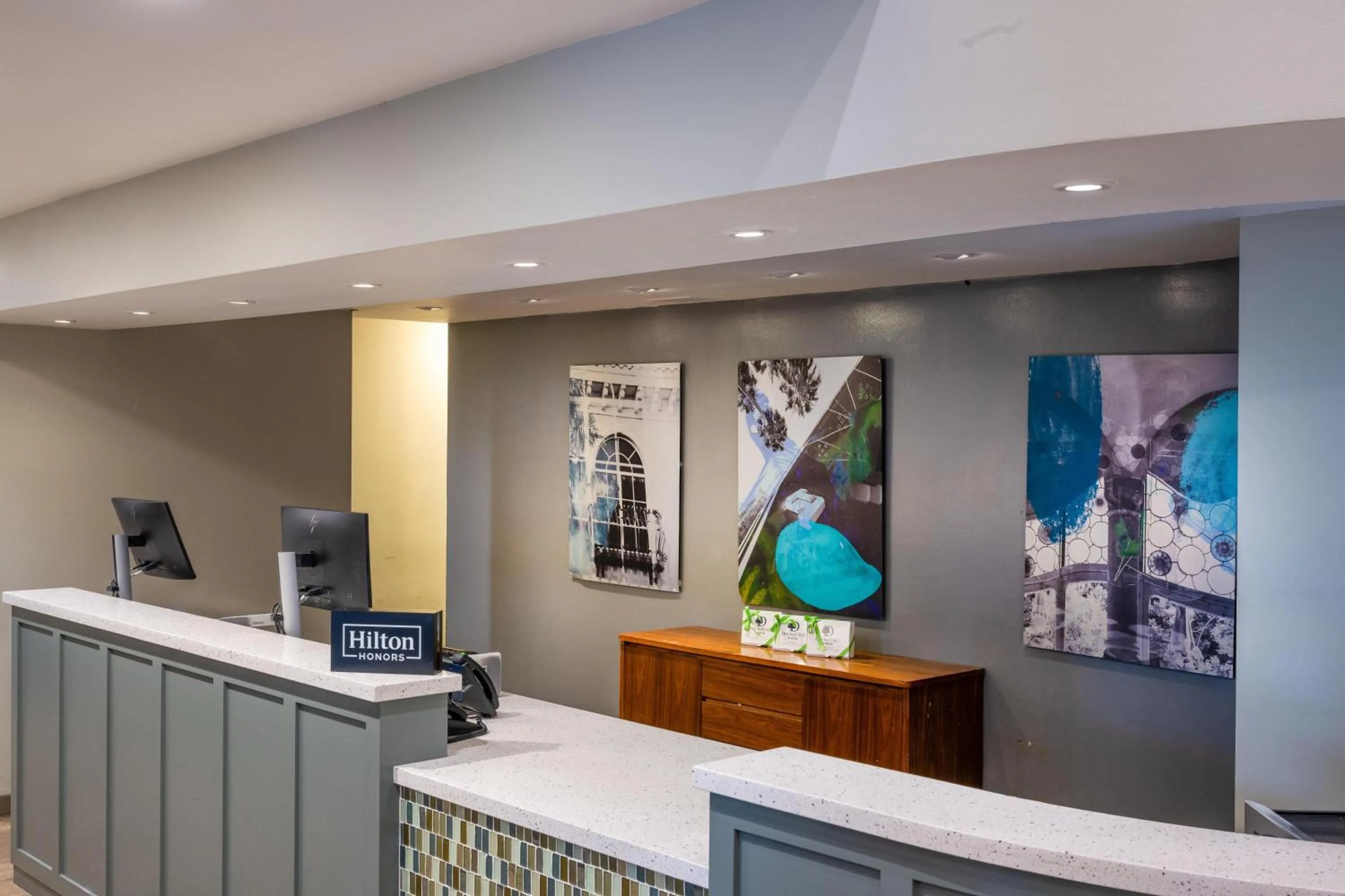 Lobby or reception in DoubleTree by Hilton Campbell - Pruneyard Plaza