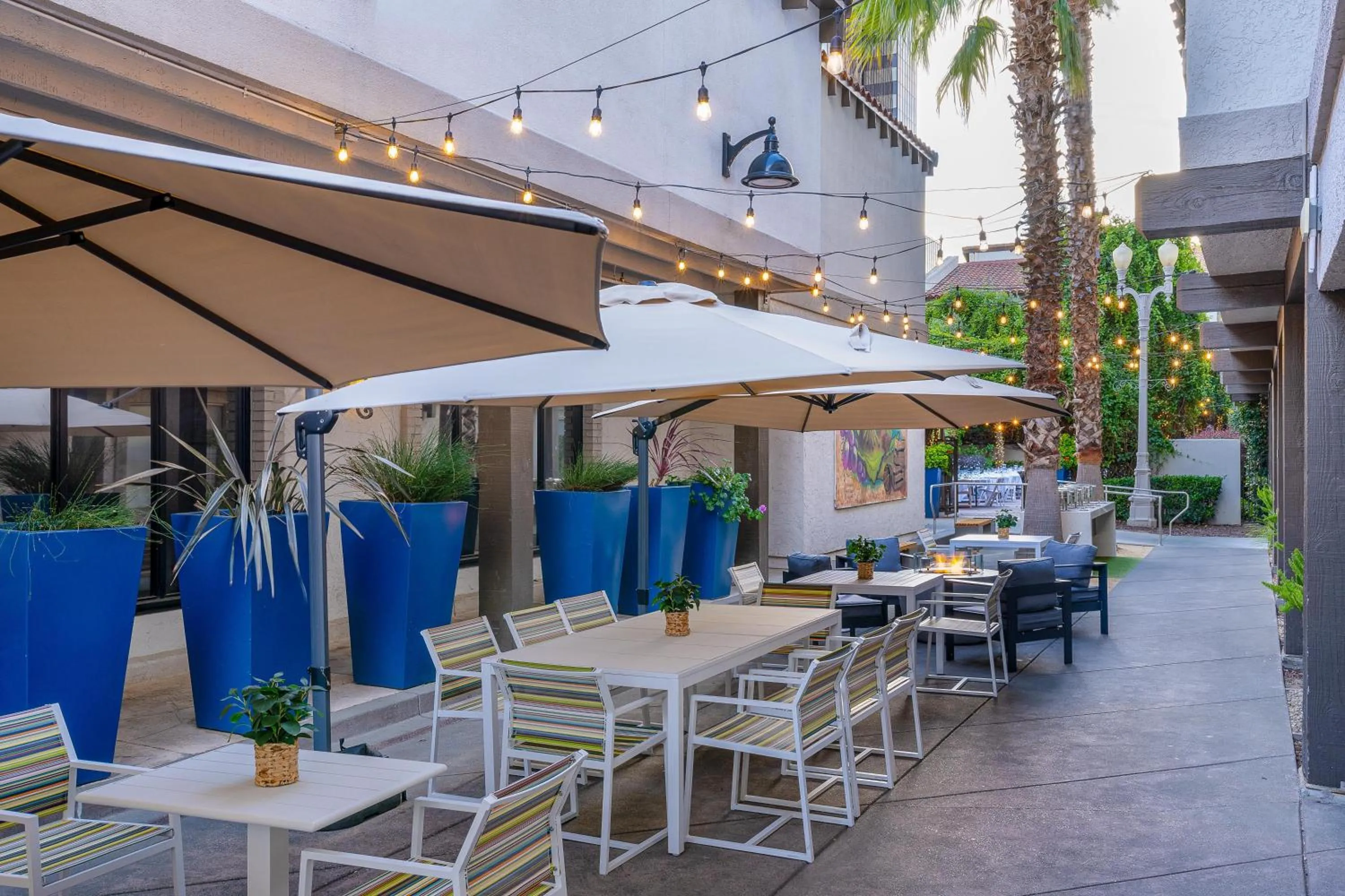 Restaurant/places to eat in DoubleTree by Hilton Campbell - Pruneyard Plaza