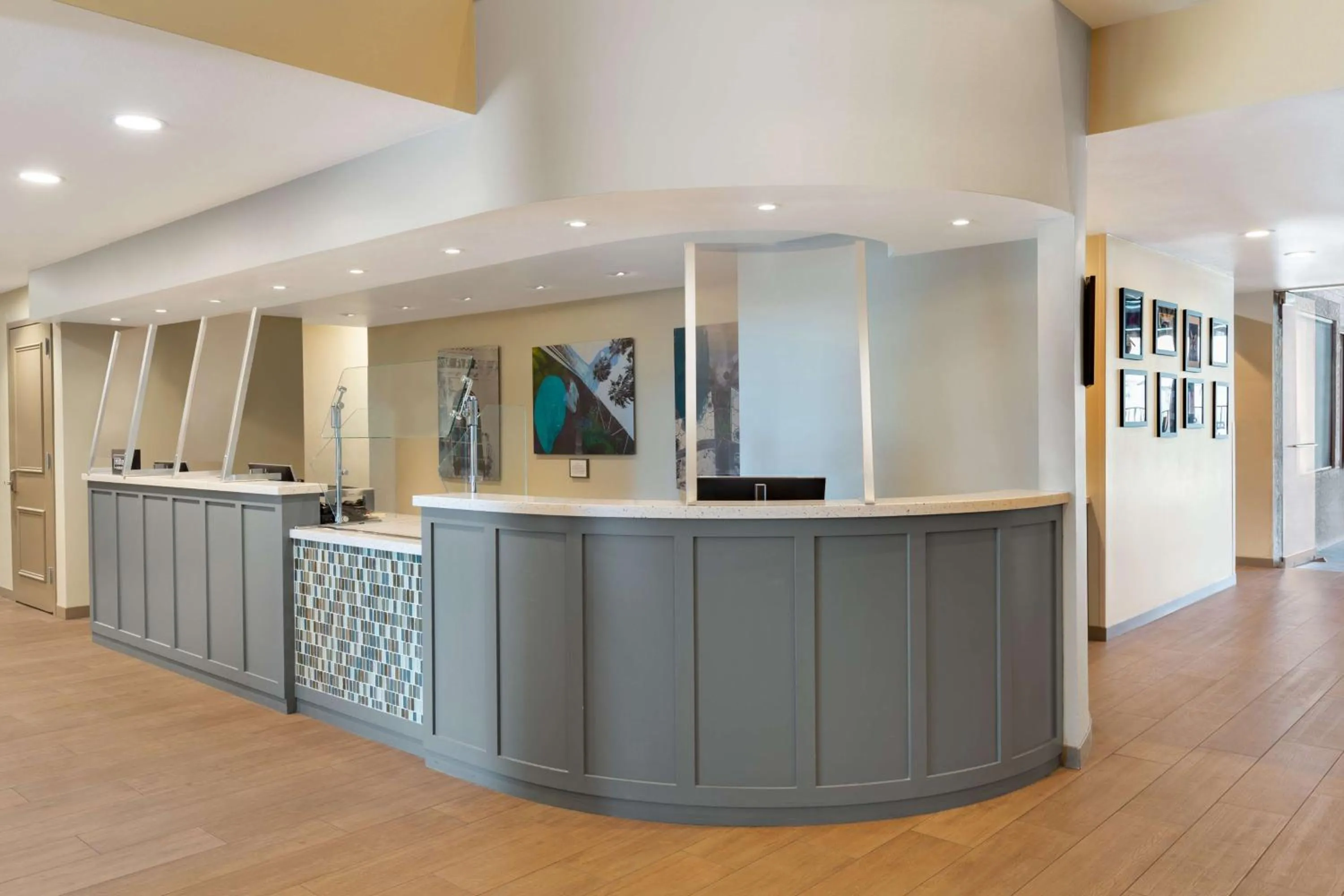 Lobby or reception in DoubleTree by Hilton Campbell - Pruneyard Plaza