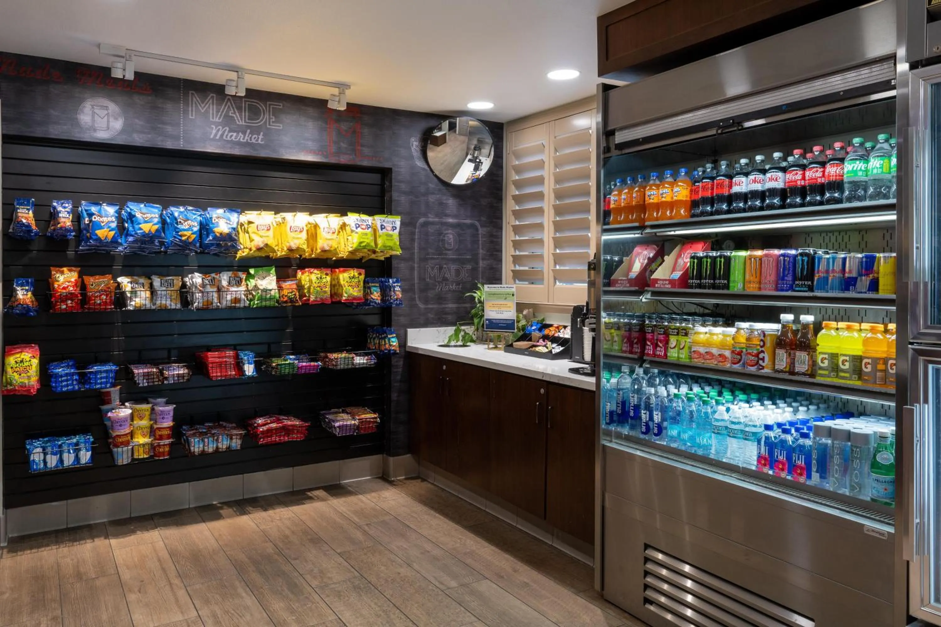 Restaurant/places to eat in DoubleTree by Hilton Campbell - Pruneyard Plaza