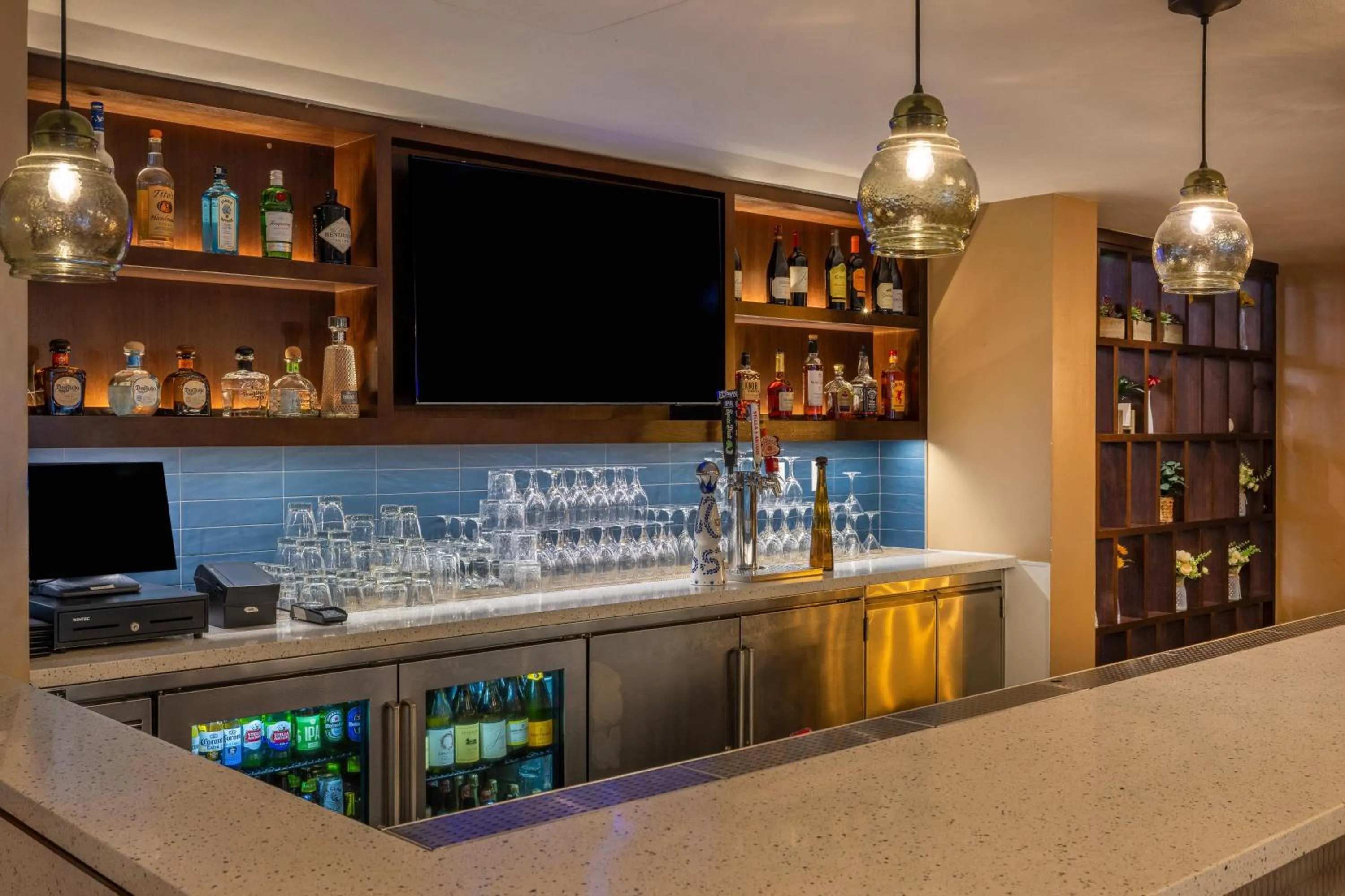 Lounge or bar in DoubleTree by Hilton Campbell - Pruneyard Plaza