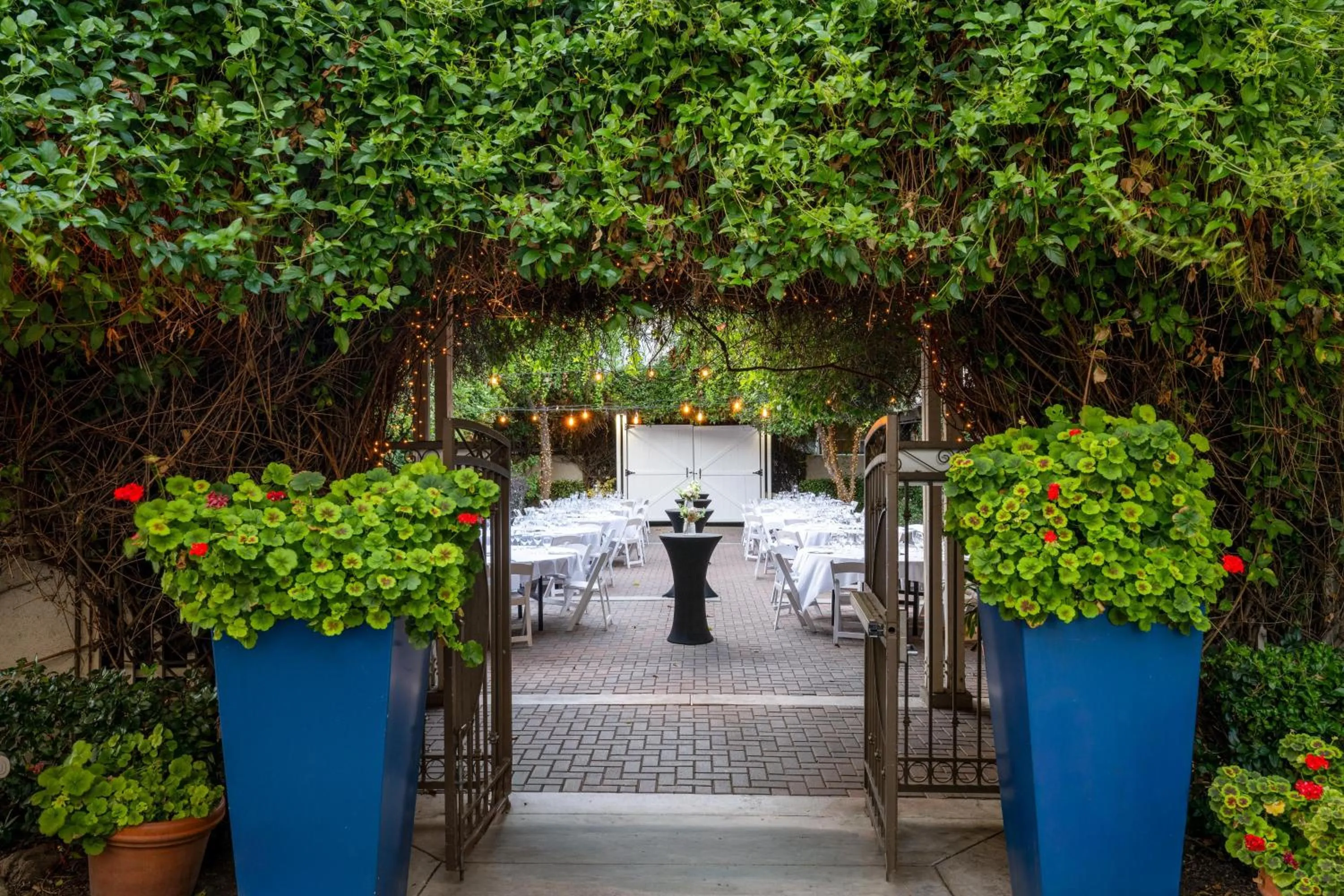 Inner courtyard view in DoubleTree by Hilton Campbell - Pruneyard Plaza