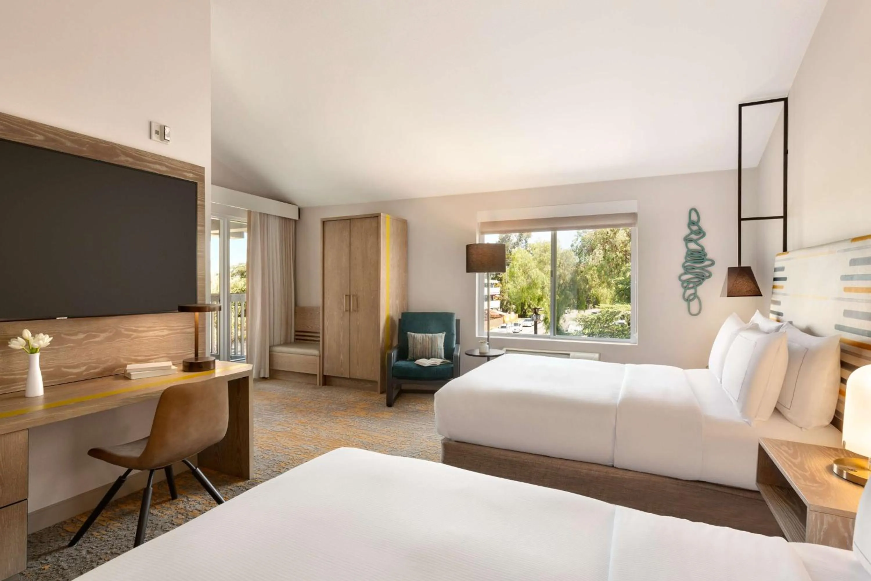 Bedroom, Bed in DoubleTree by Hilton Campbell - Pruneyard Plaza