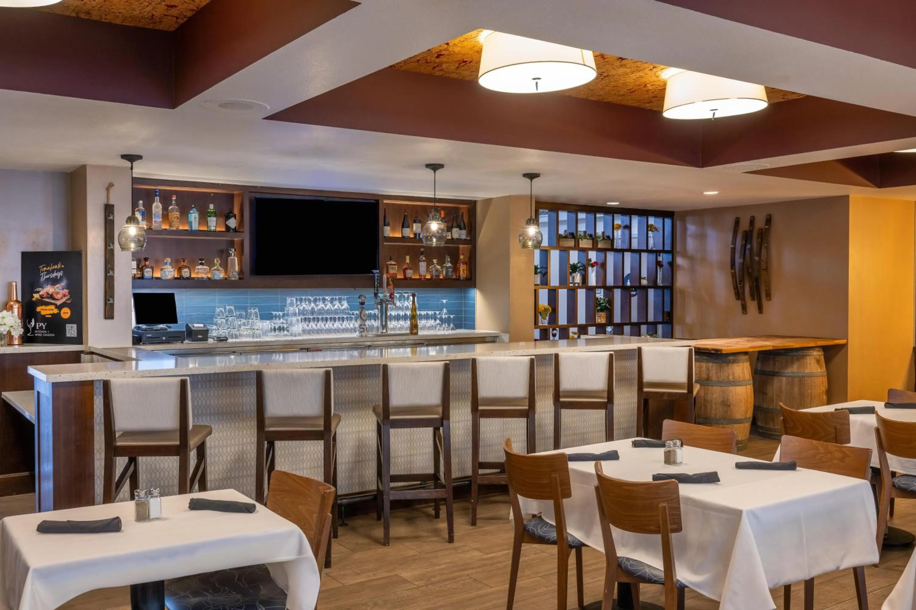 Restaurant/places to eat in DoubleTree by Hilton Campbell - Pruneyard Plaza