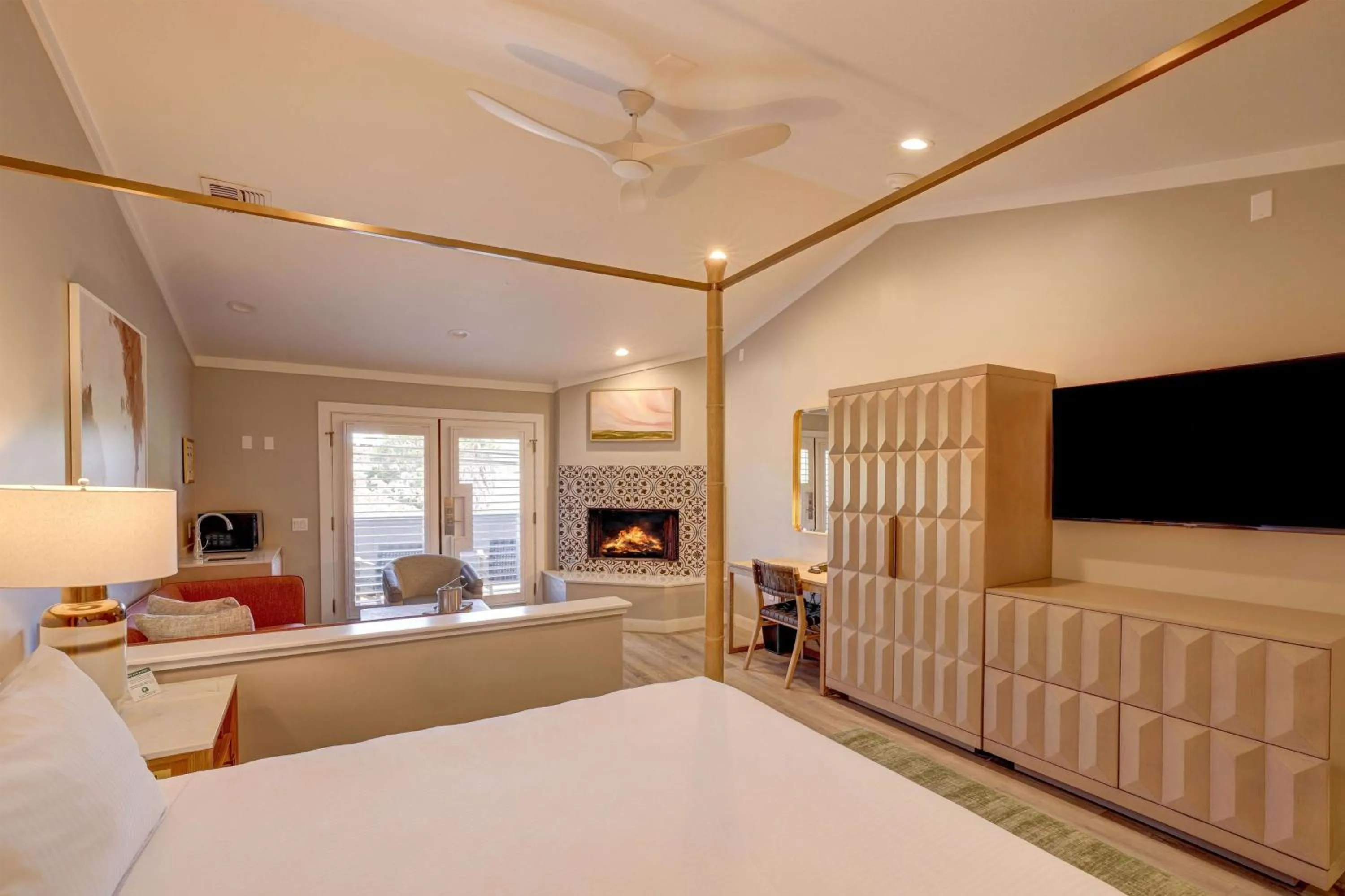 Living room, Bed in Best Western Sonoma Valley Inn & Krug Event Center