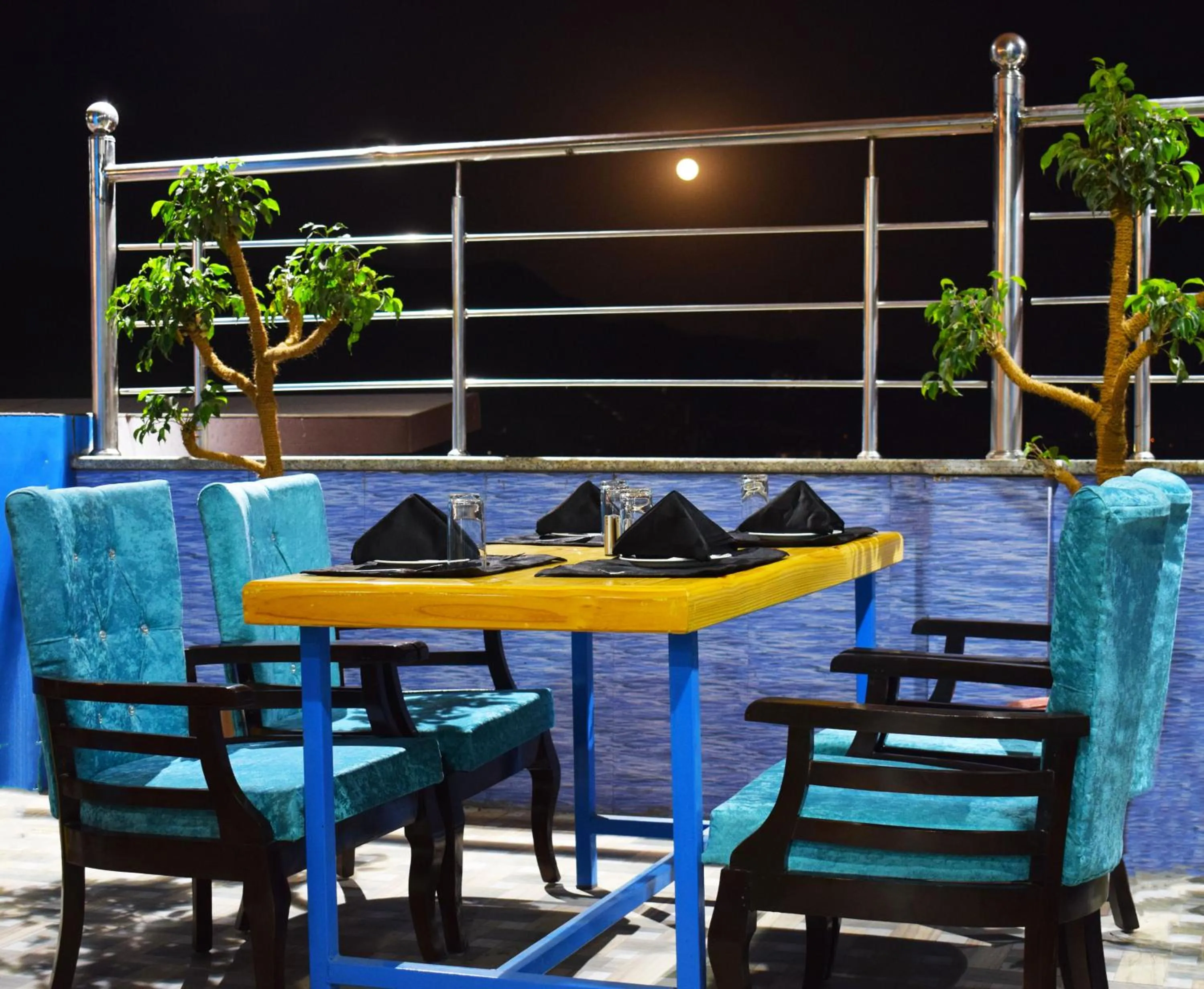 Restaurant/places to eat in Hotel New Majestic