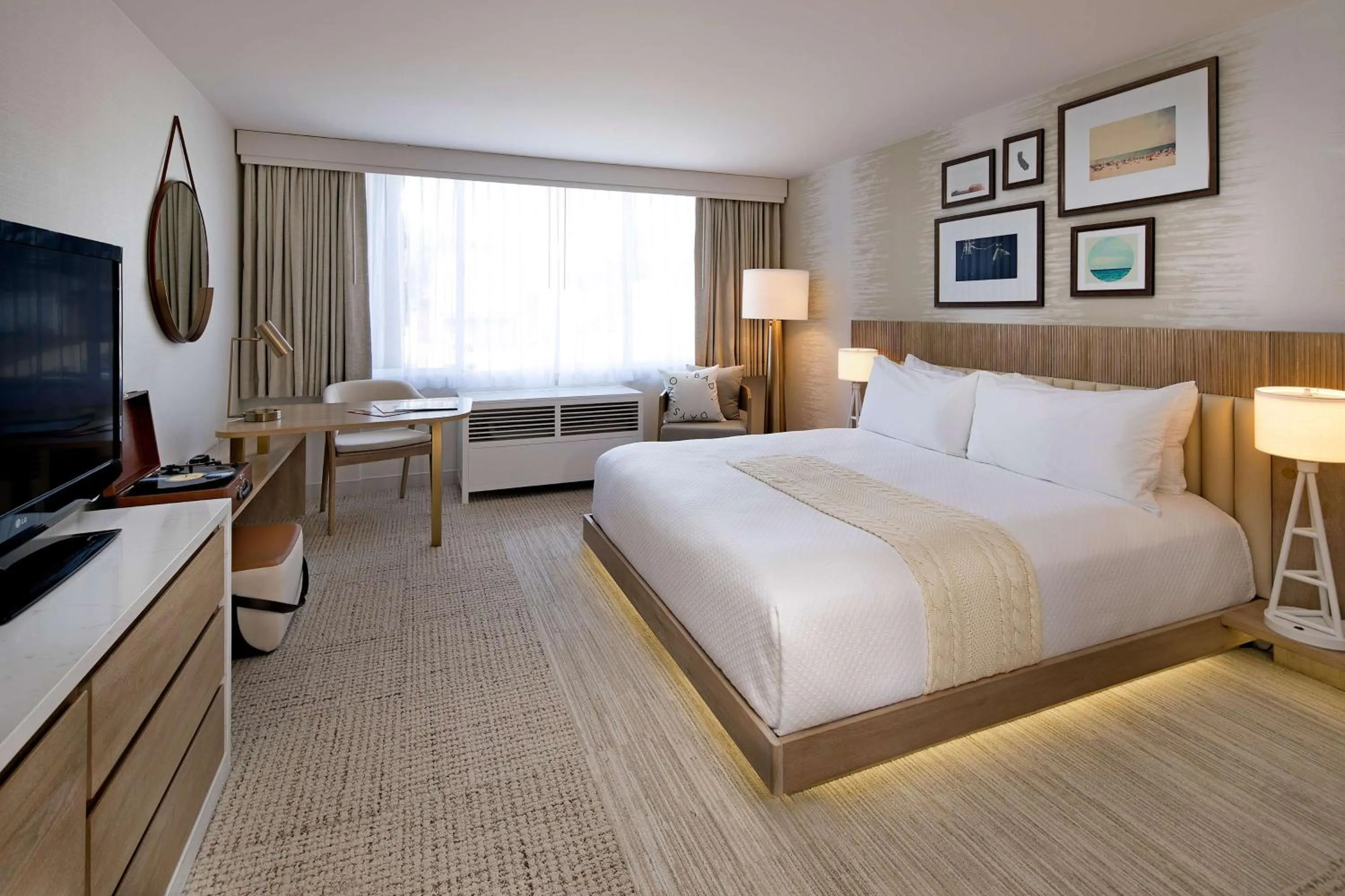 Bedroom, Bed in The Belamar Hotel Manhattan Beach, Tapestry by Hilton