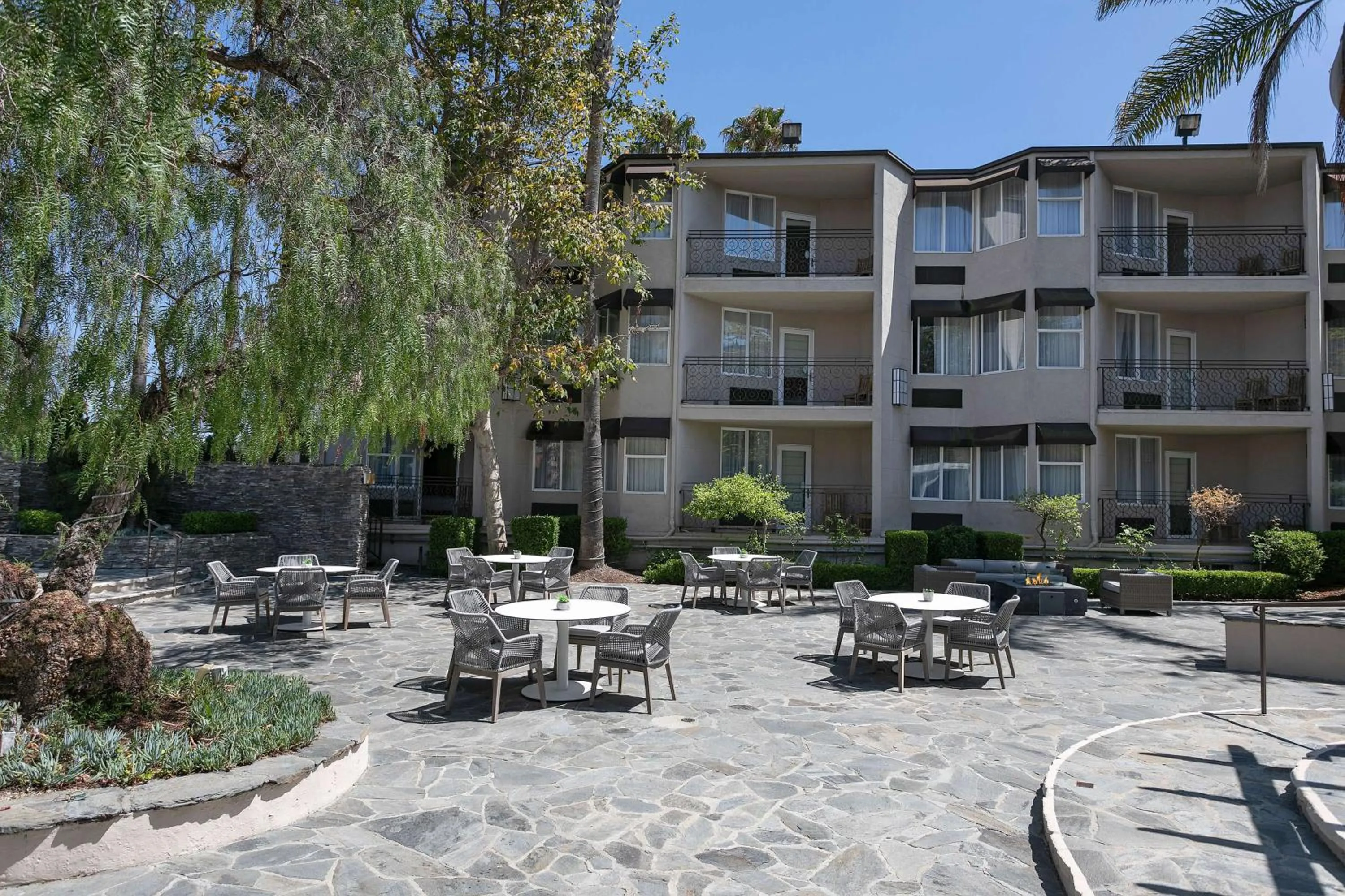 Inner courtyard view in The Belamar Hotel Manhattan Beach, Tapestry by Hilton