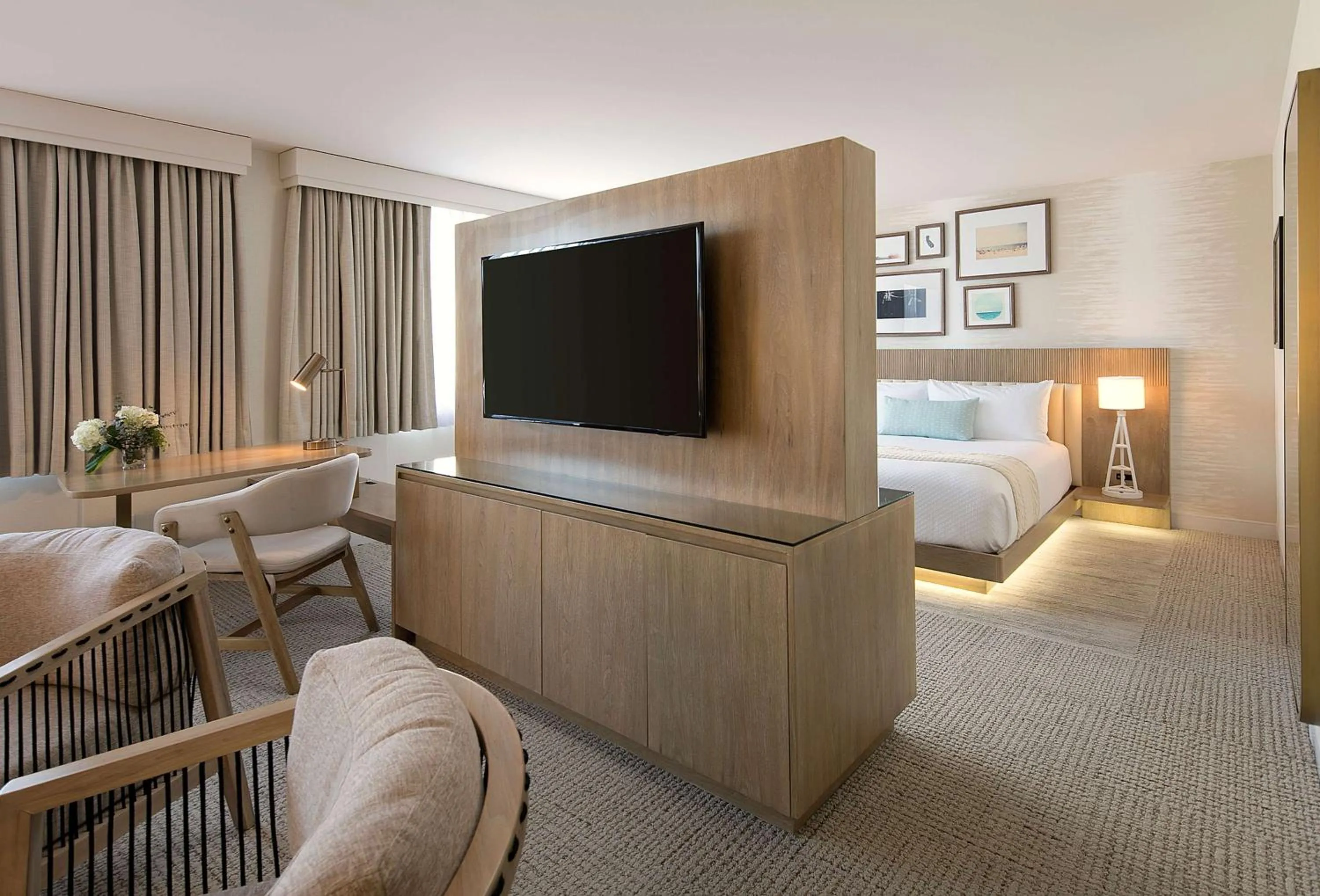 Bedroom, Bed in The Belamar Hotel Manhattan Beach, Tapestry by Hilton