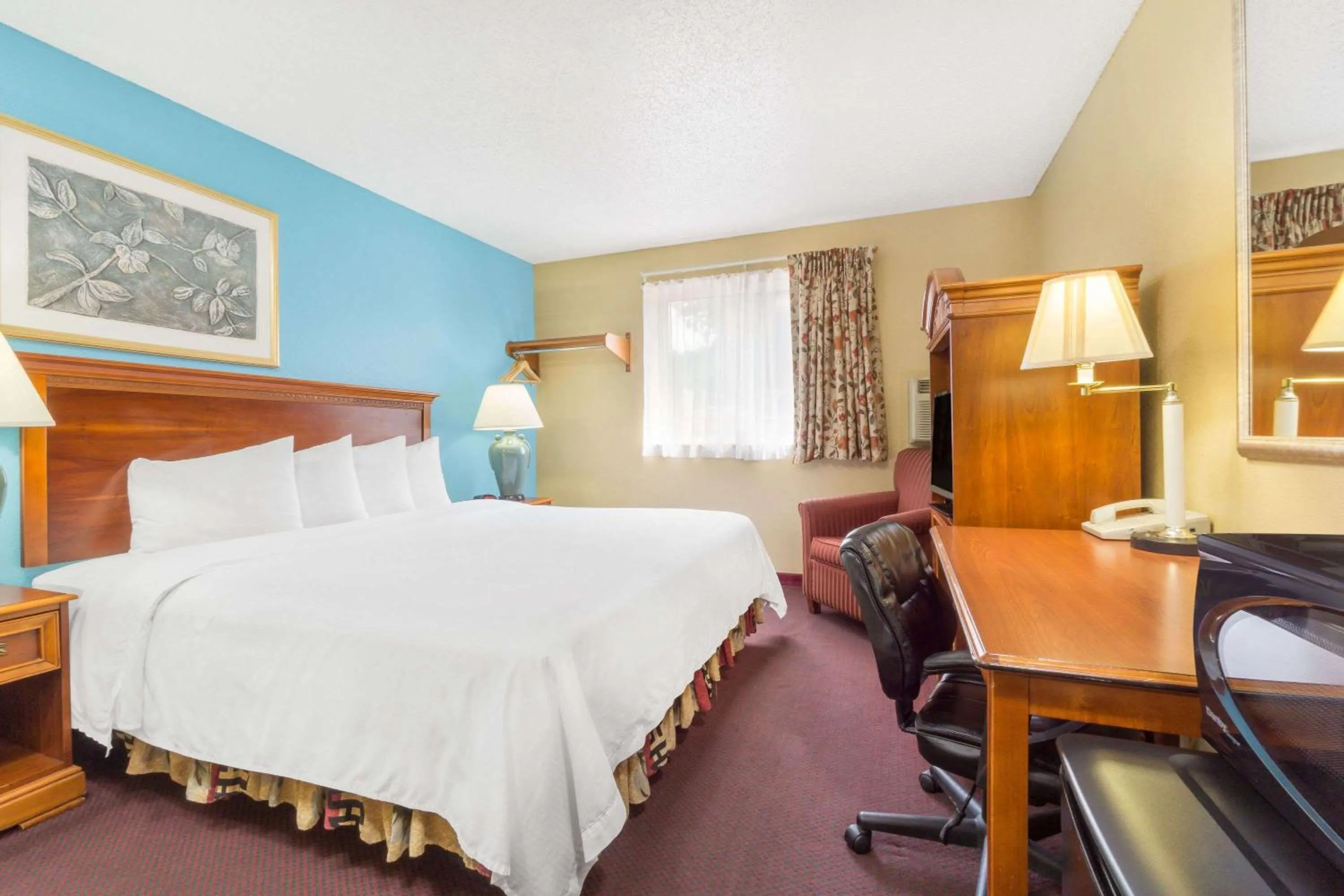 Photo of the whole room, Bed in Baymont Inn & Suites by Wyndham Huber Heights Dayton Northeast