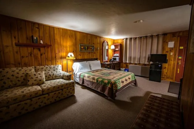 Bedroom, Bed in Riverside Motel