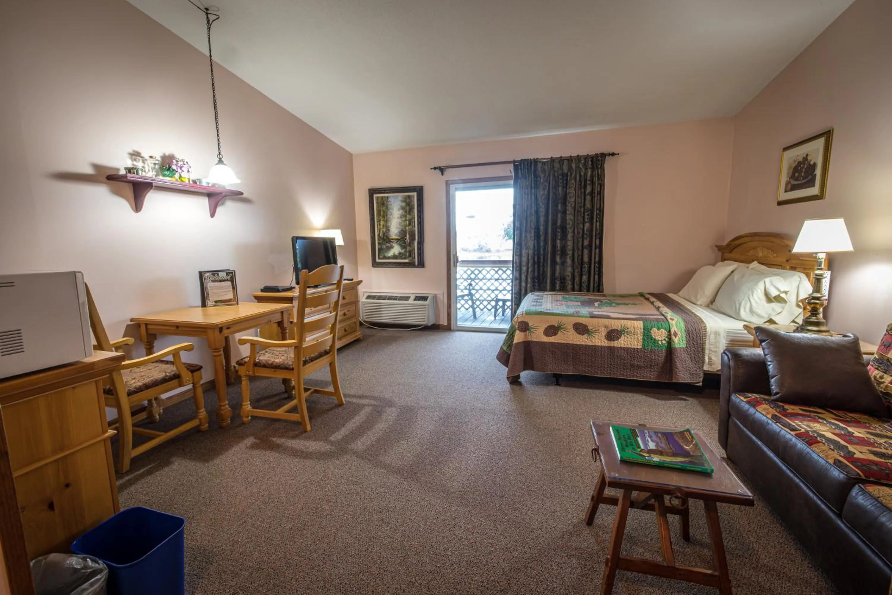 Living room, Bed in Riverside Motel