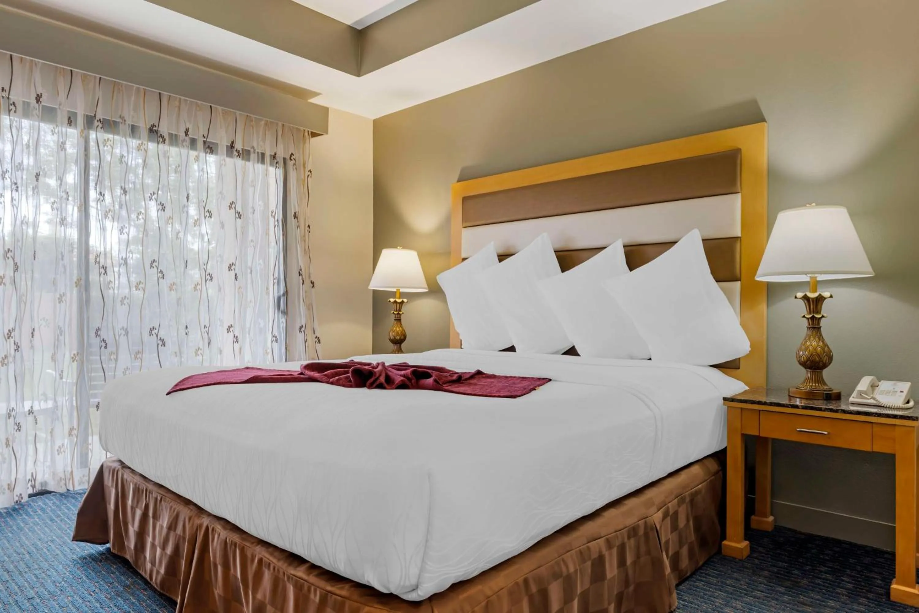 Photo of the whole room, Bed in Best Western Plus Palm Desert Resort