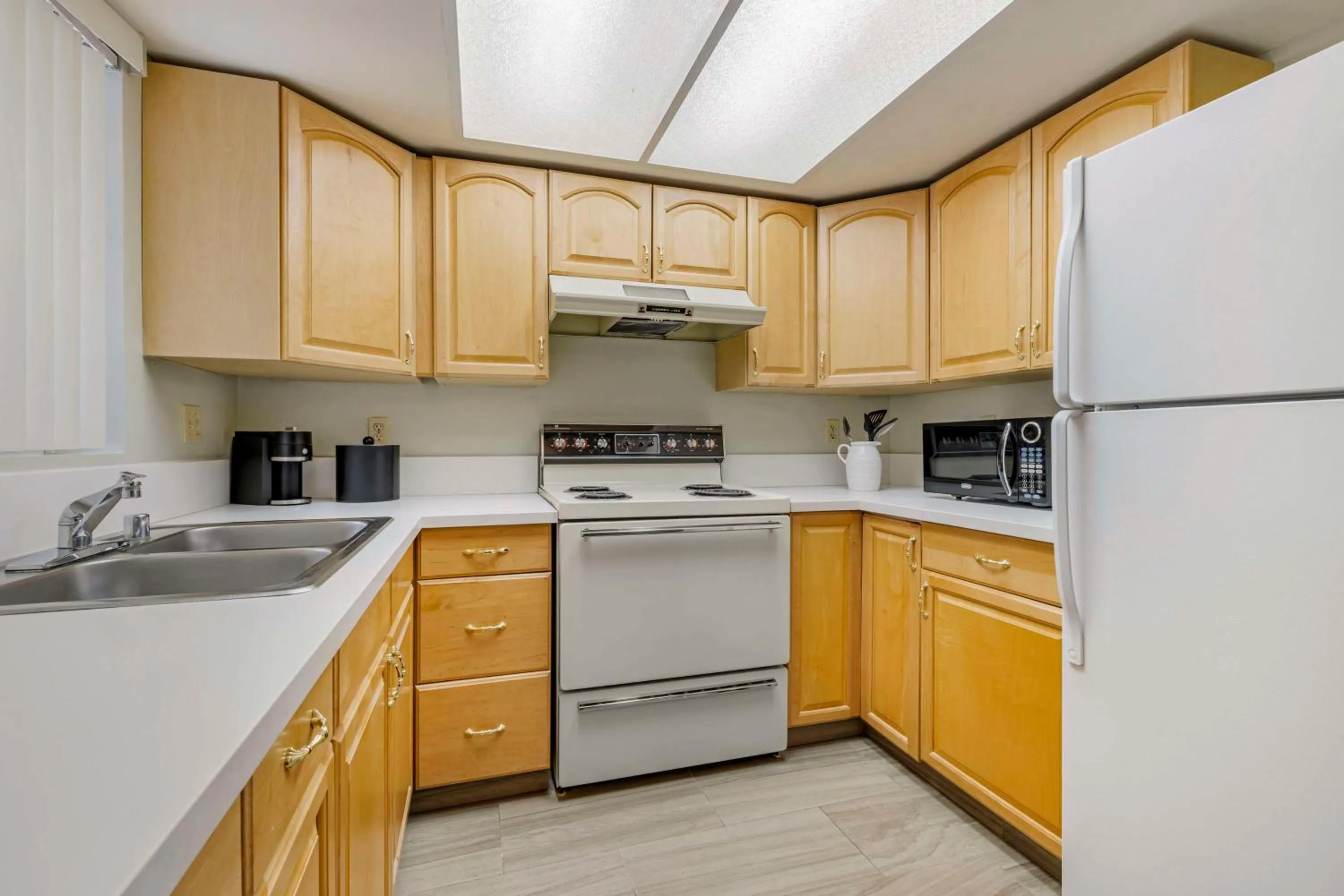 Photo of the whole room in Best Western Plus Palm Desert Resort