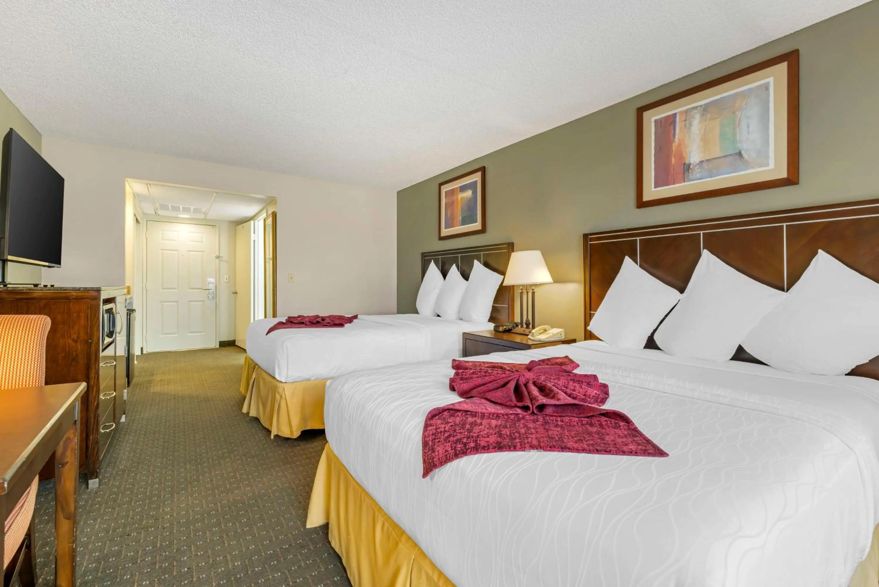 Bedroom, Bed in Best Western Plus Palm Desert Resort