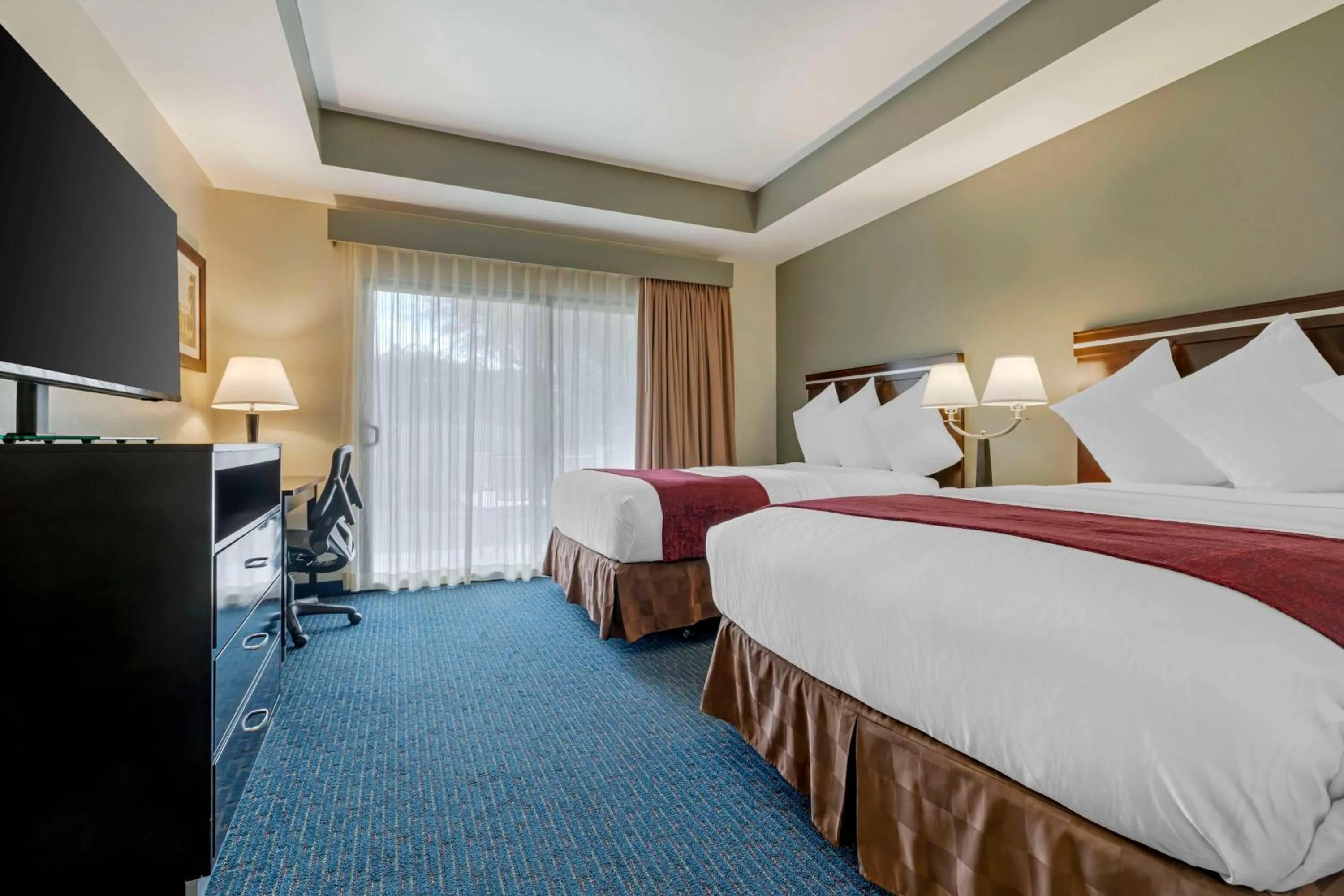 Photo of the whole room, Bed in Best Western Plus Palm Desert Resort