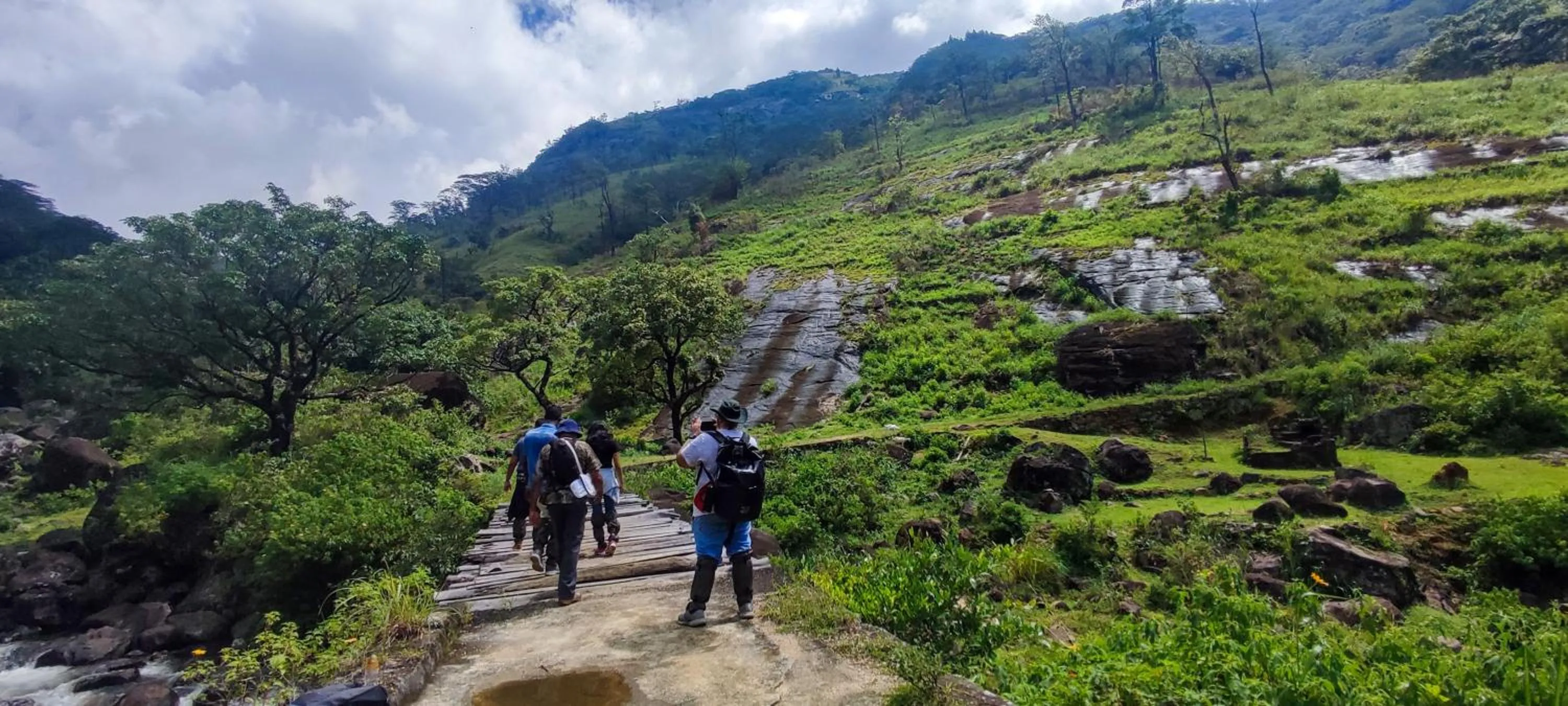 Hiking in Mahaweli Reach Hotel