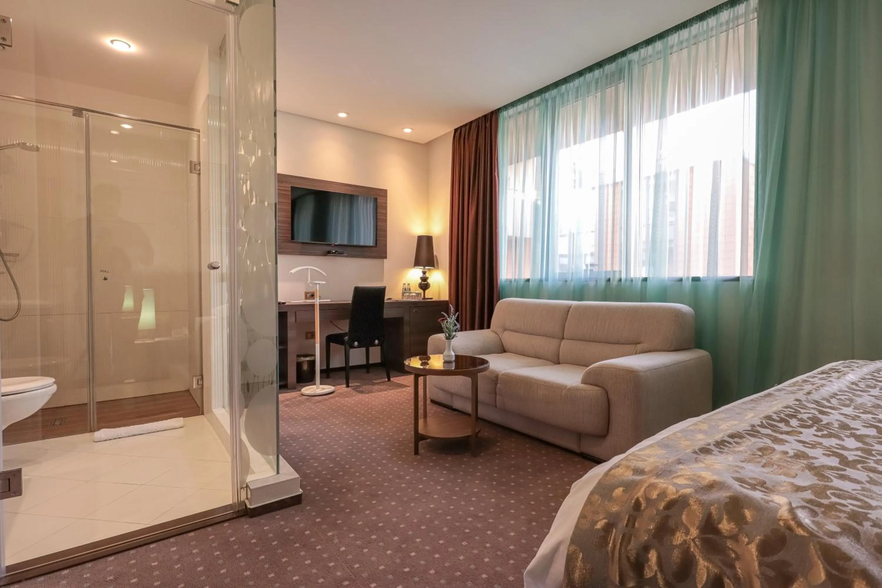 Shower, Bed in Hotel Nartel