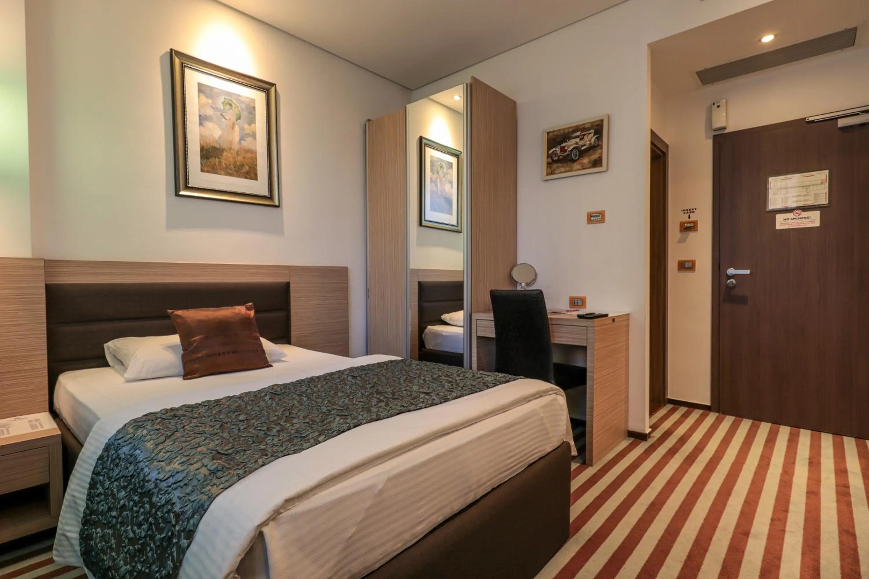 Shower, Bed in Hotel Nartel