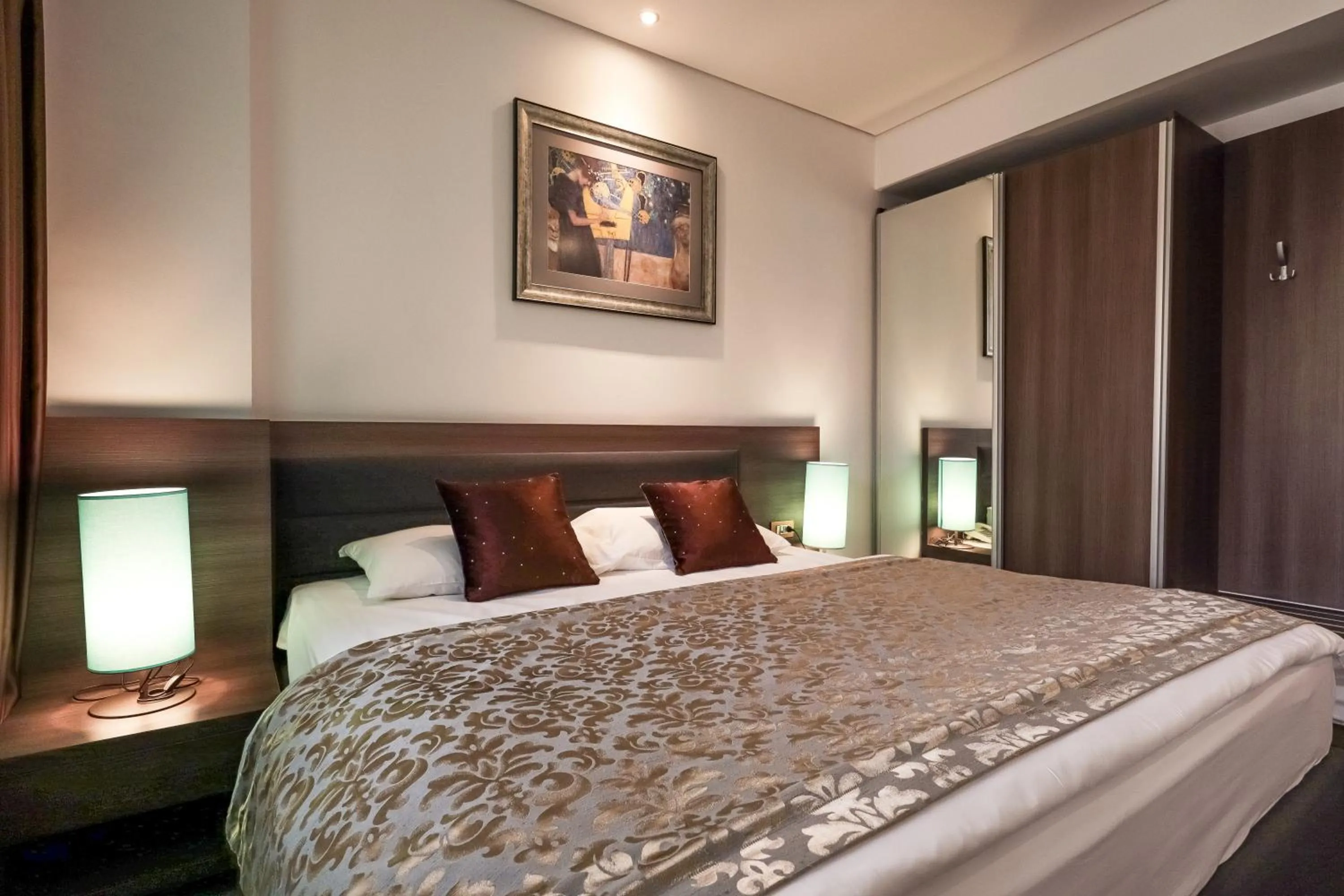 Shower, Bed in Hotel Nartel