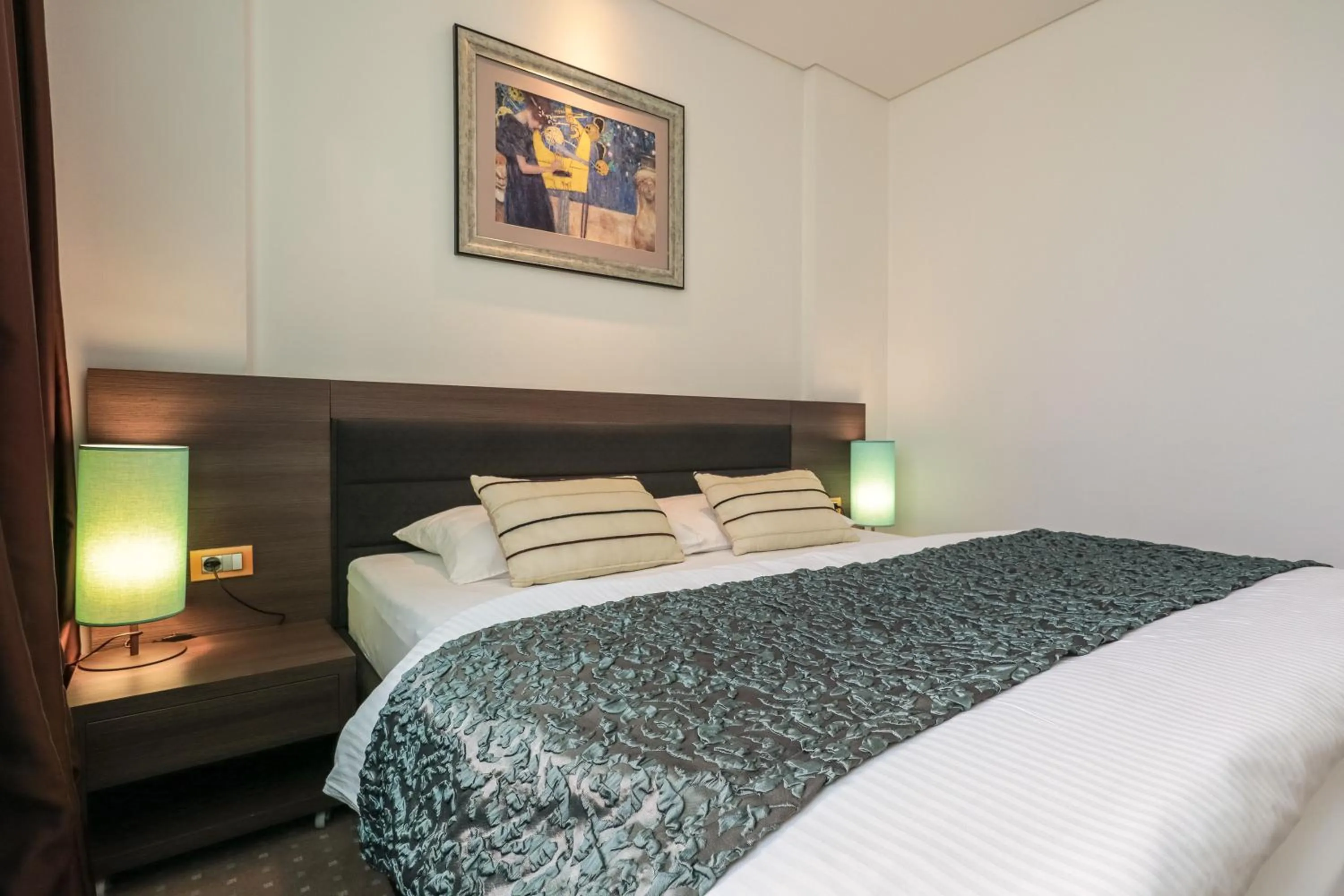 Shower, Bed in Hotel Nartel