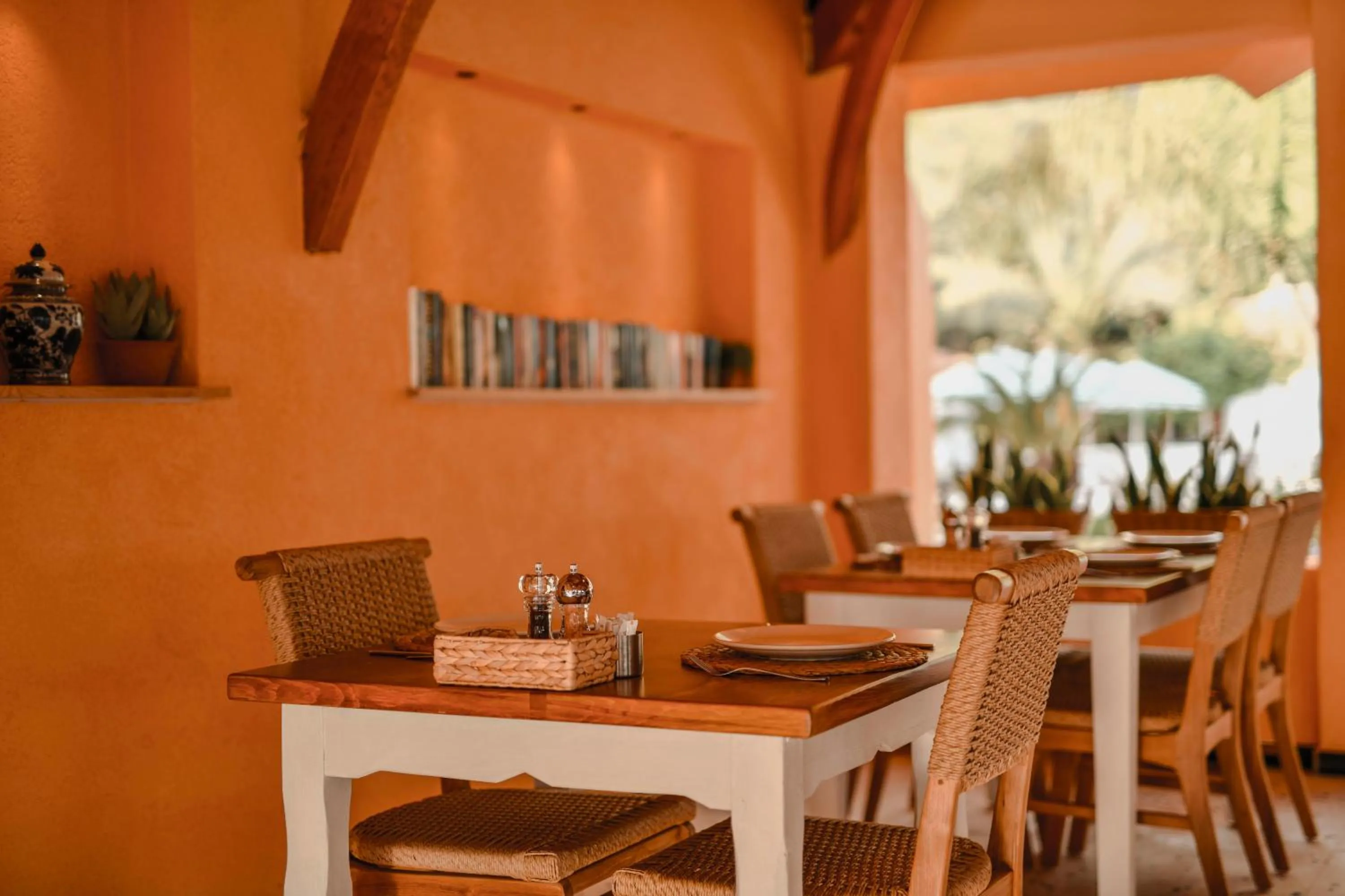 Restaurant/places to eat in Unsal Hotel