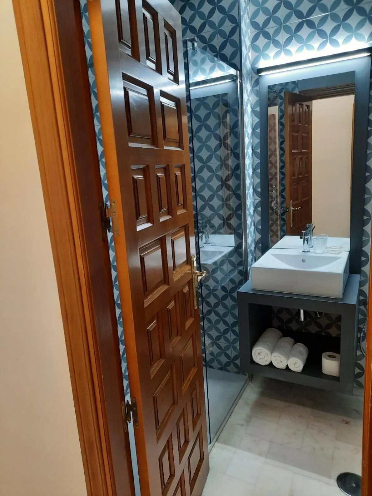 Bathroom, Bed in Hotel Mairena