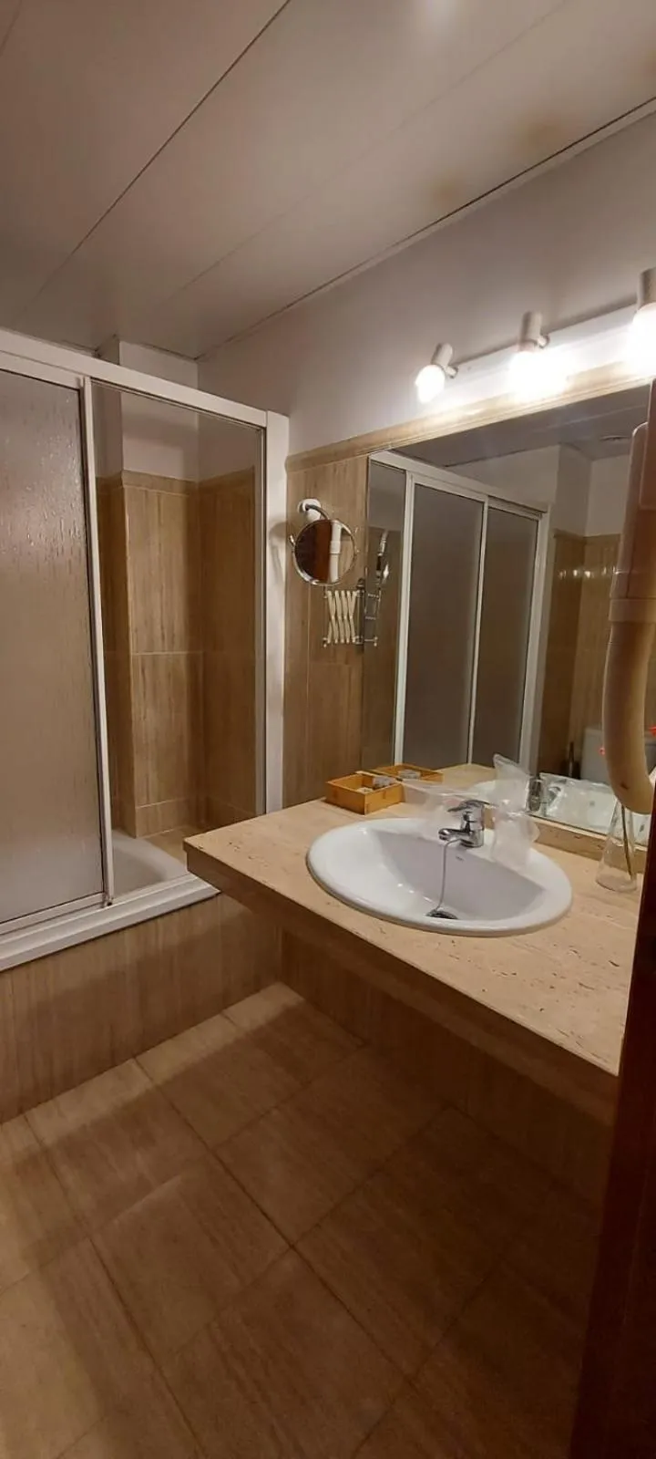 Bathroom in Hotel Mairena